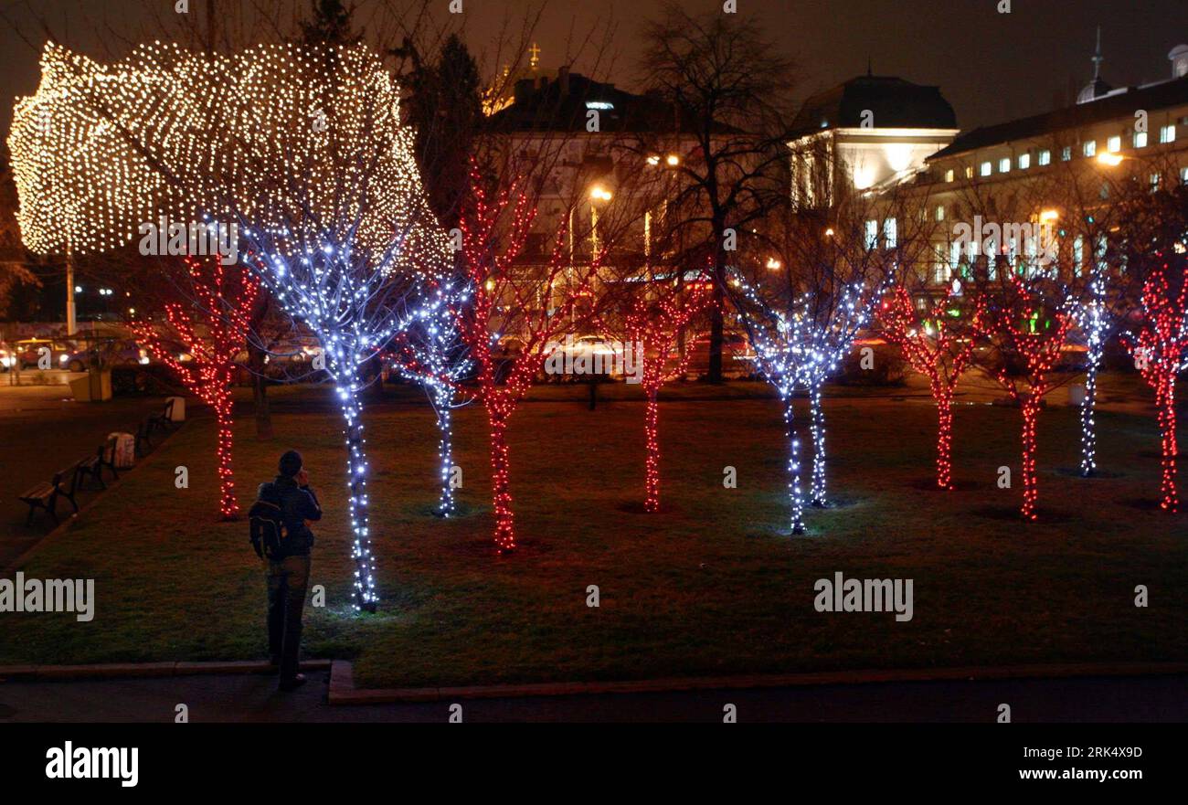 Bildnummer: 53675831  Datum: 17.12.2009  Copyright: imago/Xinhua A man watches Christmas lighting tree in central Sofia, capital of Bulgaria, Dec. 17, 2009. As the Christmas day and new year draw near, more places in the city are decorated with festive lights. (Xinhua/Velko Angelov) (zl) (1)BULGARIA-SOFIA-CHRISTMAS-LIGHTING PUBLICATIONxNOTxINxCHN Weihnachten Weihnachtsbeleuchtung Restlicht Beleuchtung Deko Weihnachtsdeko kbdig xng 2009 quer    Bildnummer 53675831 Date 17 12 2009 Copyright Imago XINHUA a Man Watches Christmas Lighting Tree in Central Sofia Capital of Bulgaria DEC 17 2009 As The Stock Photo
