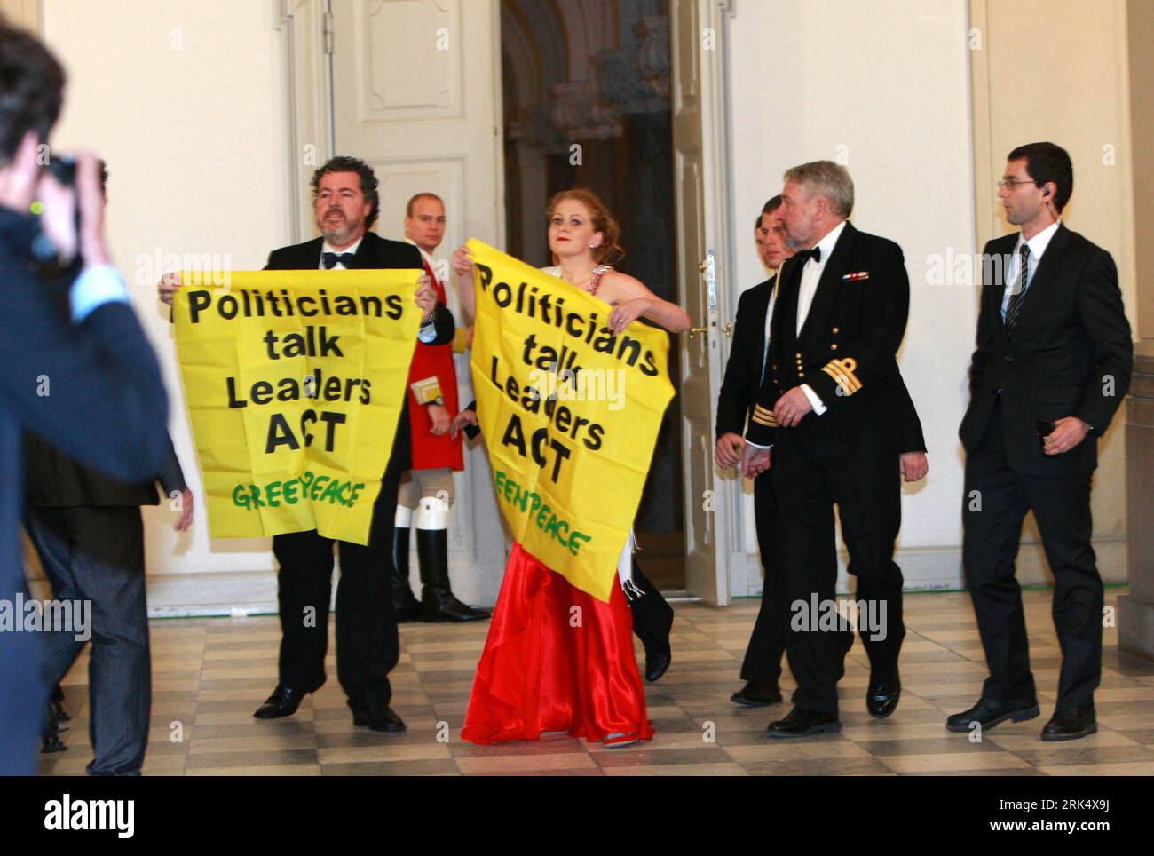 Bildnummer: 53675827  Datum: 17.12.2009  Copyright: imago/Xinhua Greenpeace activists unfold a banner at the dinner hosted by in Copenhagen, Denmark, Dec. 17, 2009. The dinner was held to welcome leaders attending the United Nations Climate Change Conference. (Xinhua/Pang Xinglei)(zl) (1)DENMARK-COPENHAGEN-QUEEN-DINNER-GREENPEACE PUBLICATIONxNOTxINxCHN Politik Klimagipfel Weltklimagipfel Kopenhagen Demo Protest premiumd kbdig xng 2009 quer    Bildnummer 53675827 Date 17 12 2009 Copyright Imago XINHUA Greenpeace activists unfold a Banner AT The Dinner hosted by in Copenhagen Denmark DEC 17 2009 Stock Photo
