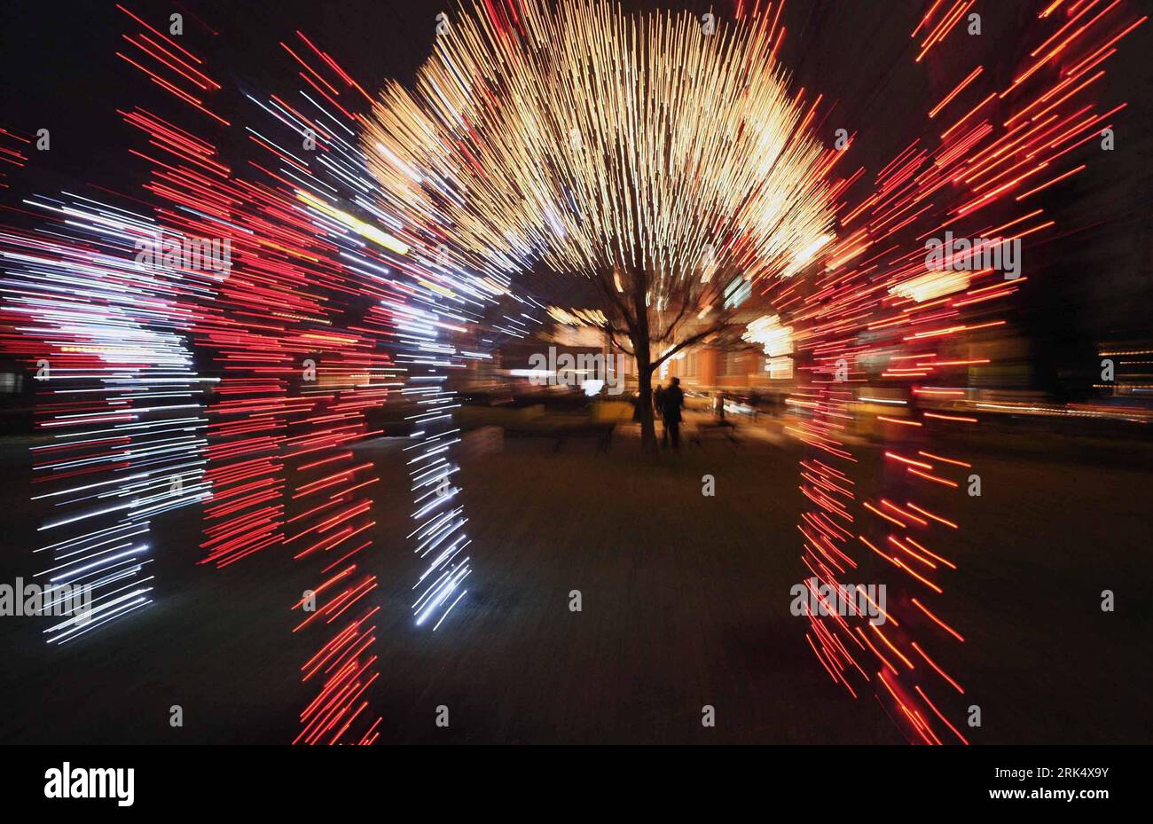 Bildnummer: 53675830  Datum: 17.12.2009  Copyright: imago/Xinhua A couple watch Christmas lighting tree in central Sofia, capital of Bulgaria, Dec. 17, 2009. As the Christmas day and new year draw near, many places in the city are decorated with festive lights. (Xinhua/Velko Angelov) (zl) (1)BULGARIA-SOFIA-CHRISTMAS-LIGHTING PUBLICATIONxNOTxINxCHN Weihnachten Weihnachtsbeleuchtung Restlicht Beleuchtung Deko Weihnachtsdeko kbdig xng 2009 quer o0 Zoomeffekt    Bildnummer 53675830 Date 17 12 2009 Copyright Imago XINHUA a COUPLE Watch Christmas Lighting Tree in Central Sofia Capital of Bulgaria DE Stock Photo