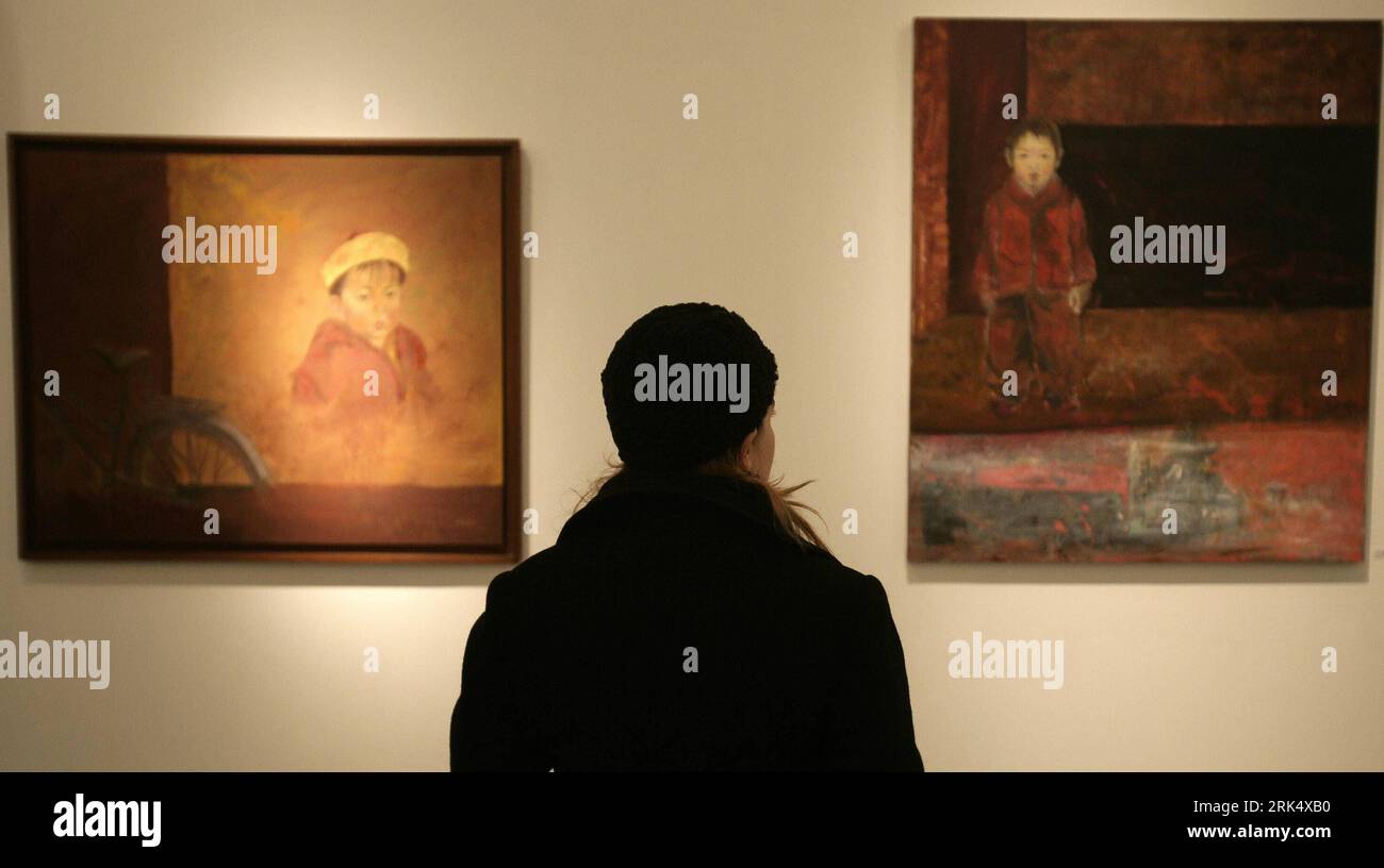 Bildnummer: 53677197  Datum: 16.12.2009  Copyright: imago/Xinhua (091218) -- ATHENS, Dec. 18, 2009 (Xinhua) -- A visitor looks at Greek painter Lena Kaziani s paintings inspired by Chinese children at an art exhibition in Athens, Greece, on Dec. 16, 2009. (Xinhua/Marios Lolos) (zl) (4)GREECE-ATHENS-ART EXHIBITION-PAINTING PUBLICATIONxNOTxINxCHN Athen Ausstellung kbdig xcb 2009 quer o0 Besucher Bild Kunst Malerei o00 Objekte    Bildnummer 53677197 Date 16 12 2009 Copyright Imago XINHUA  Athens DEC 18 2009 XINHUA a Visitor Looks AT Greek painter Lena Kaziani S Paintings Inspired by Chinese Child Stock Photo