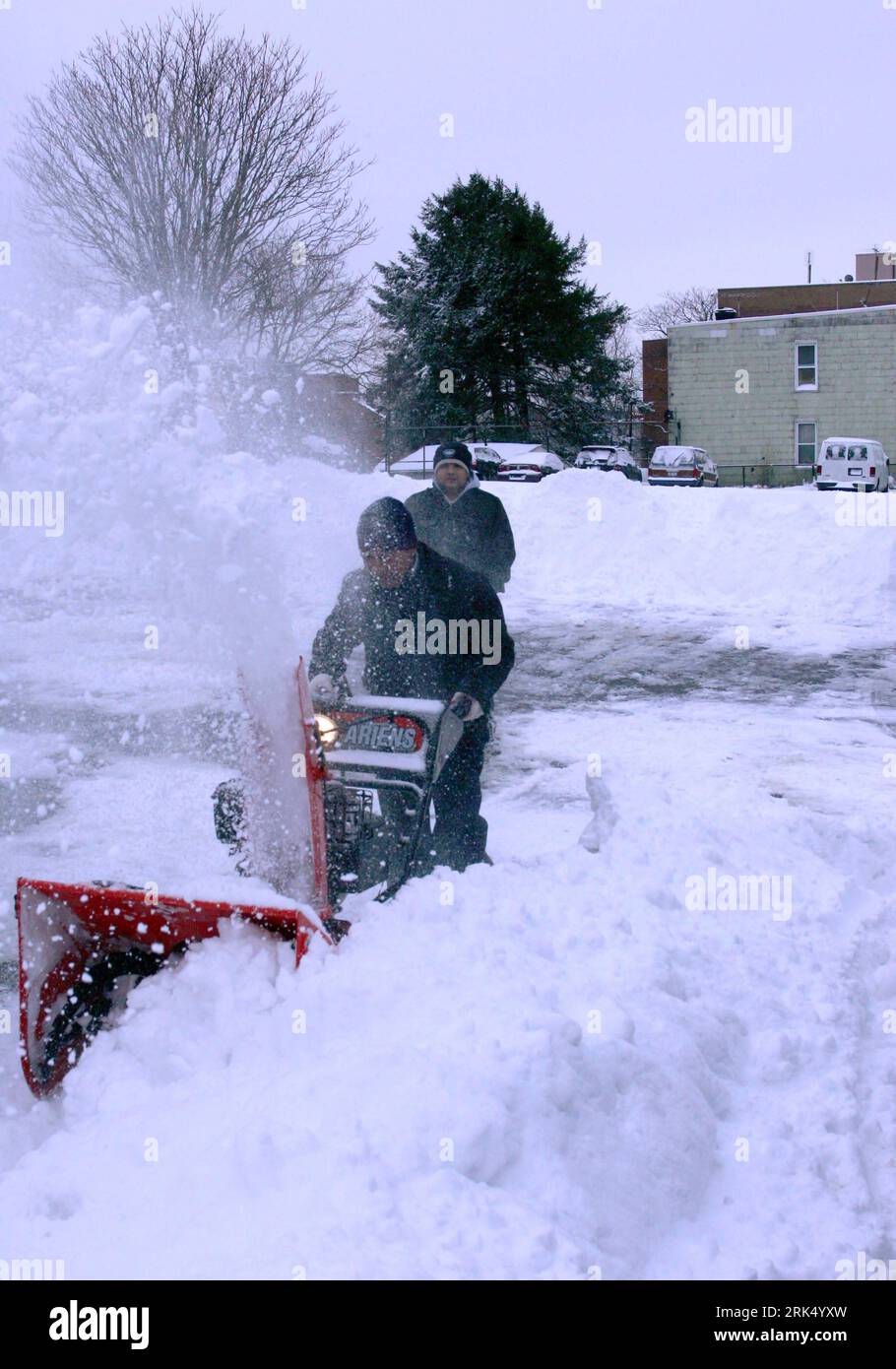 Schnee vom auto räumen -Fotos und -Bildmaterial in hoher Auflösung – Alamy