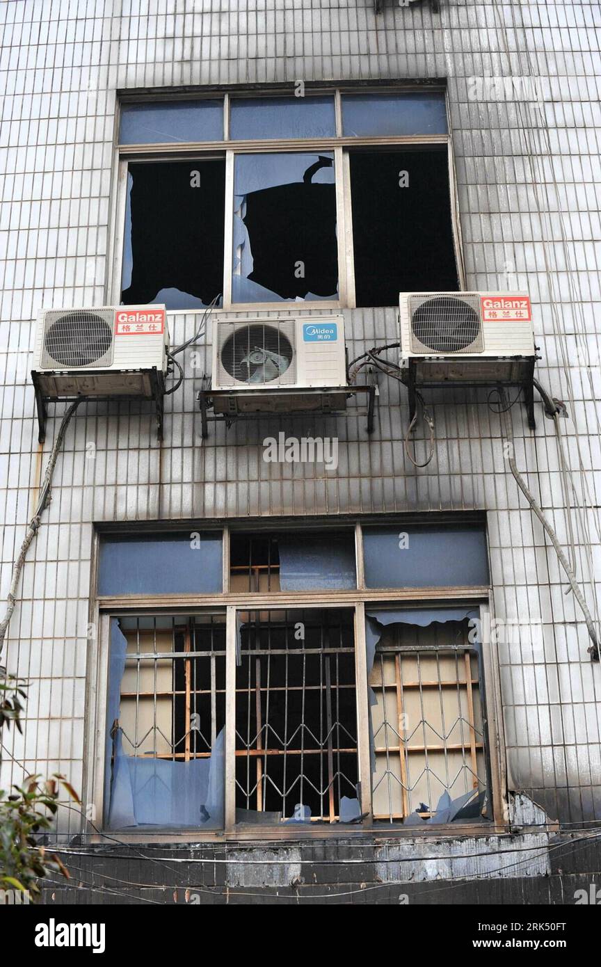 Bildnummer: 53683431  Datum: 22.12.2009  Copyright: imago/Xinhua (091222) -- CHALING, Dec. 22, 2009 (Xinhua) -- Picture taken on Dec. 22, 2009 shows a building after a fire in Chaling County, Zhuzhou city, central China s Hunan Province. Seven died and six others injured after a fire swept through a shopping street in the County. (Xinhua/Long Hongtao) (zl) (4)CHINA-HUNAN-FIRE (CN) PUBLICATIONxNOTxINxCHN kbdig xkg 2009 hoch o0 Schaden, Zerstörung o00 Feuer, Brand, Hausbrand    Bildnummer 53683431 Date 22 12 2009 Copyright Imago XINHUA   DEC 22 2009 XINHUA Picture Taken ON DEC 22 2009 Shows a Bu Stock Photo