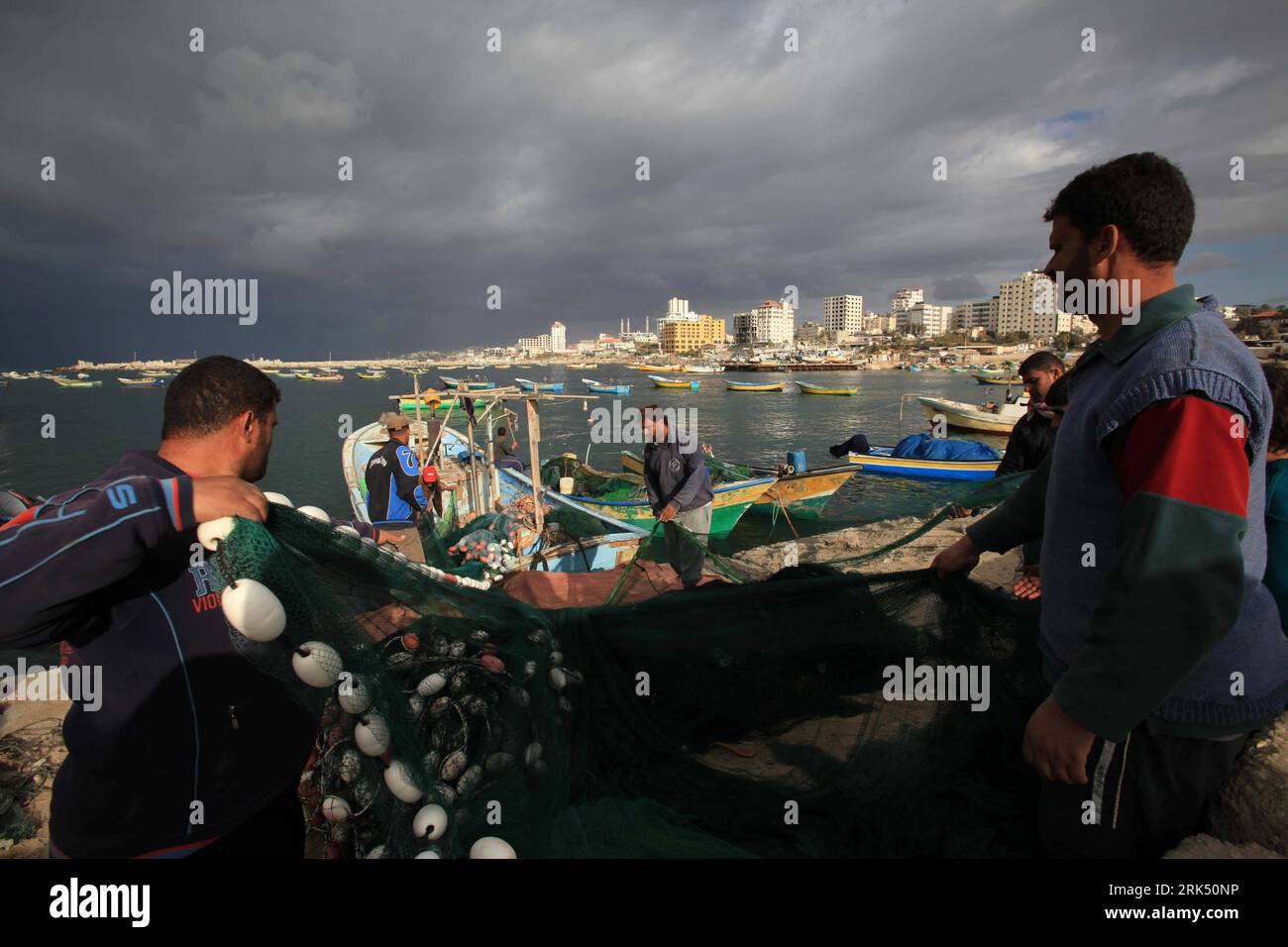 Bildnummer: 53685022  Datum: 22.12.2009  Copyright: imago/Xinhua  (091222) -- GAZA, Dec. 22, 2009 (Xinhua)-- Palestinian fishermen prepare their nets before starting a fishing trip in Gaza s Mediterranean water Dec. 22, 2009. Five Palestinian fishermen were arreested last week as Israeli navy increased restrictions on the work of the fishermen.  (Xinhua/Wissam Nassar)  (zl)  (1)GAZA-PALESTINIAN FISHERMEN PUBLICATIONxNOTxINxCHN Wirtschaft Gesellschaft Fischer Fischerei kbdig xkg 2009 quer    Bildnummer 53685022 Date 22 12 2009 Copyright Imago XINHUA  Gaza DEC 22 2009 XINHUA PALESTINIAN Fisherme Stock Photo