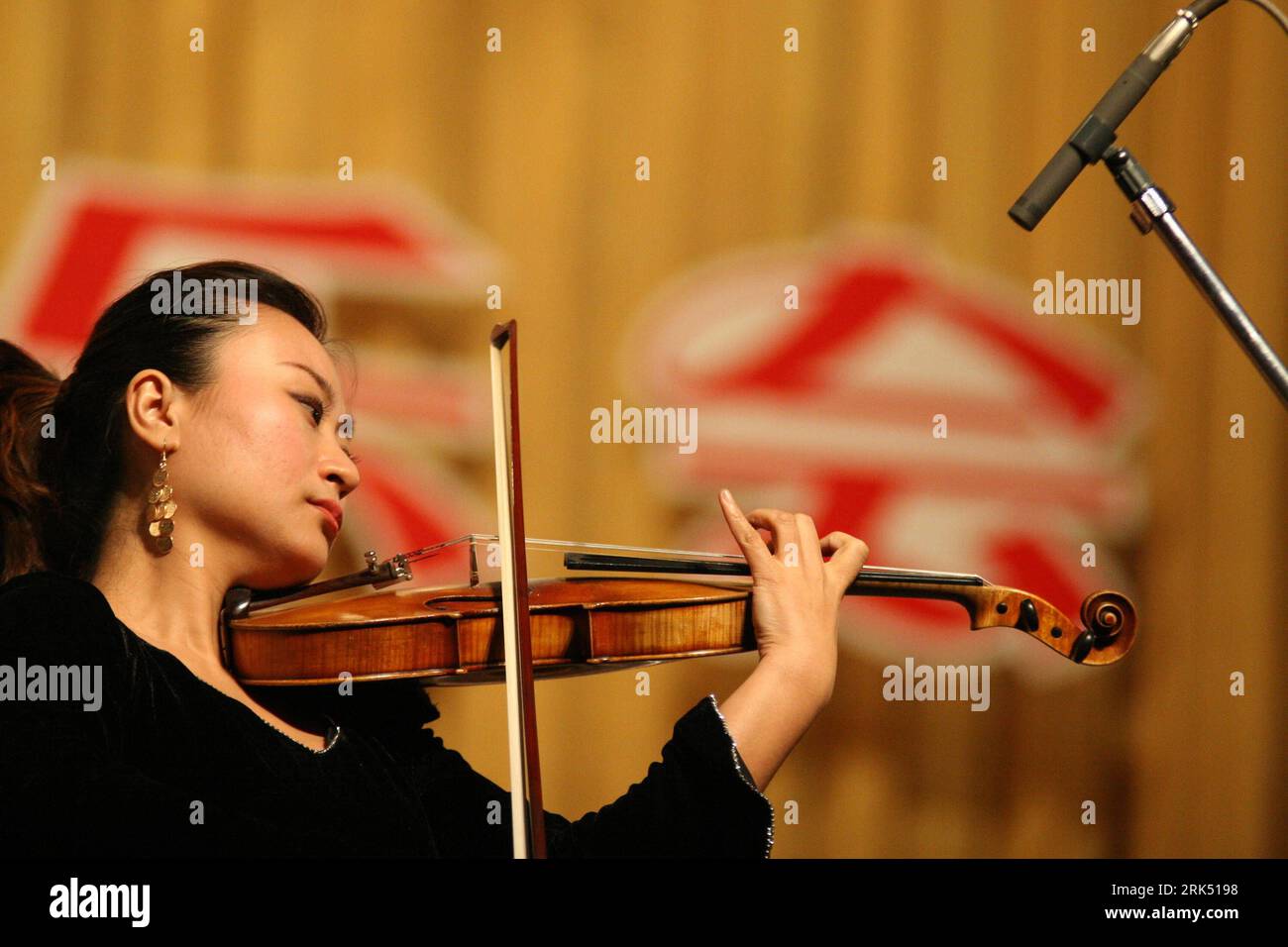 The violinist left hi-res stock photography and images - Alamy