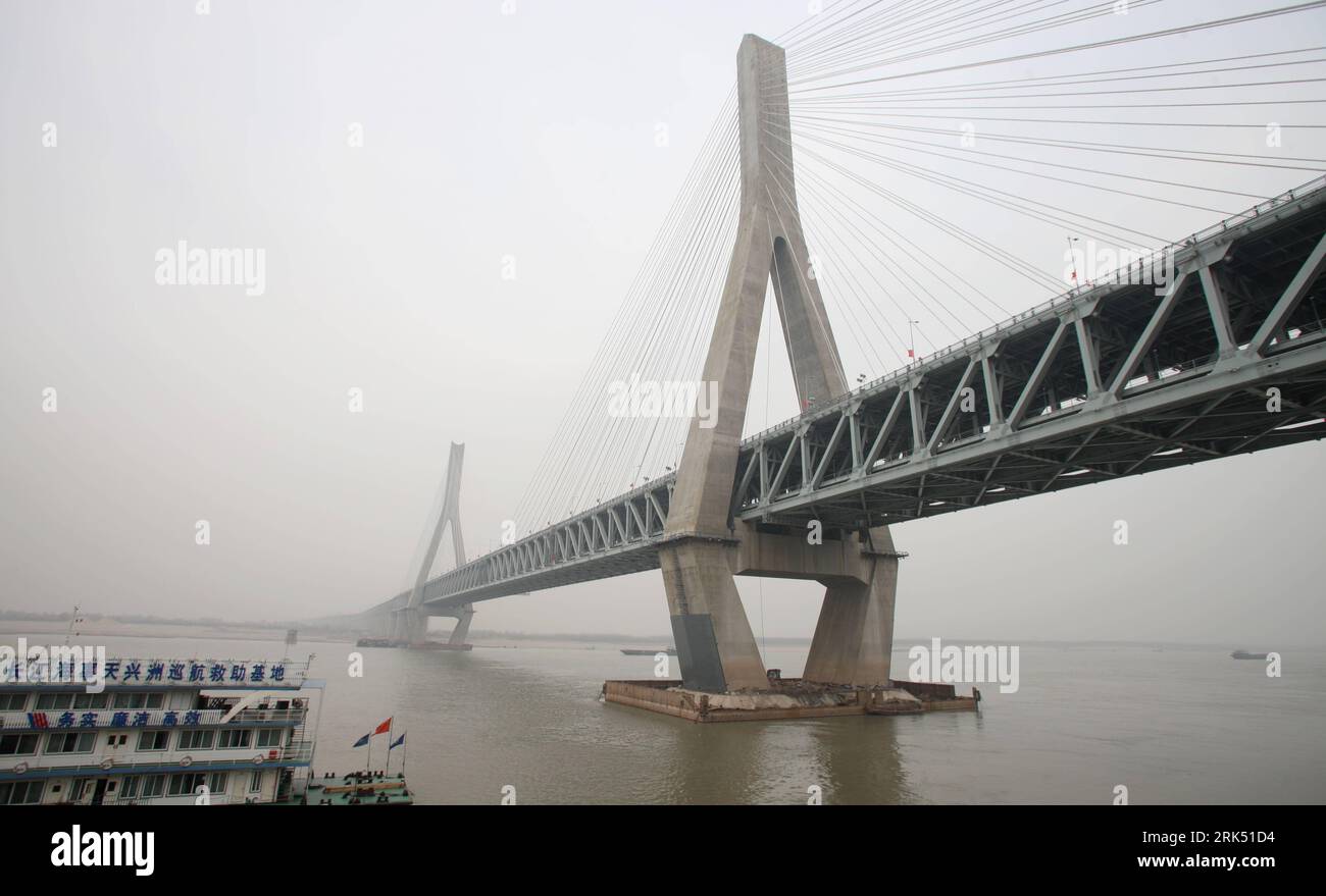 Bildnummer: 53686907  Datum: 26.12.2009  Copyright: imago/Xinhua (091226) -- WUHAN, Dec. 26, 2009 (Xinhua) -- Photo taken on Dec. 26, 2009 shows the Tianxingzhou highway-railway Bridge in Wuhan, capital of central China s Hubei Province. Built at a cost of 11 billion yuan (1.6 billion U.S. dollars), the 4,657-meter cable suspension bridge opened to traffic on Saturday. (Xinhua/Hao Tongqian) (yy) (4)CHINA-WUHAN-HIGHWAY-RAILWAY BRIDGE-TIANXINGZHOU-DEBUT (CN) PUBLICATIONxNOTxINxCHN Bauwerke Brücken kbdig xsk 2009 quer     Bildnummer 53686907 Date 26 12 2009 Copyright Imago XINHUA  Wuhan DEC 26 20 Stock Photo
