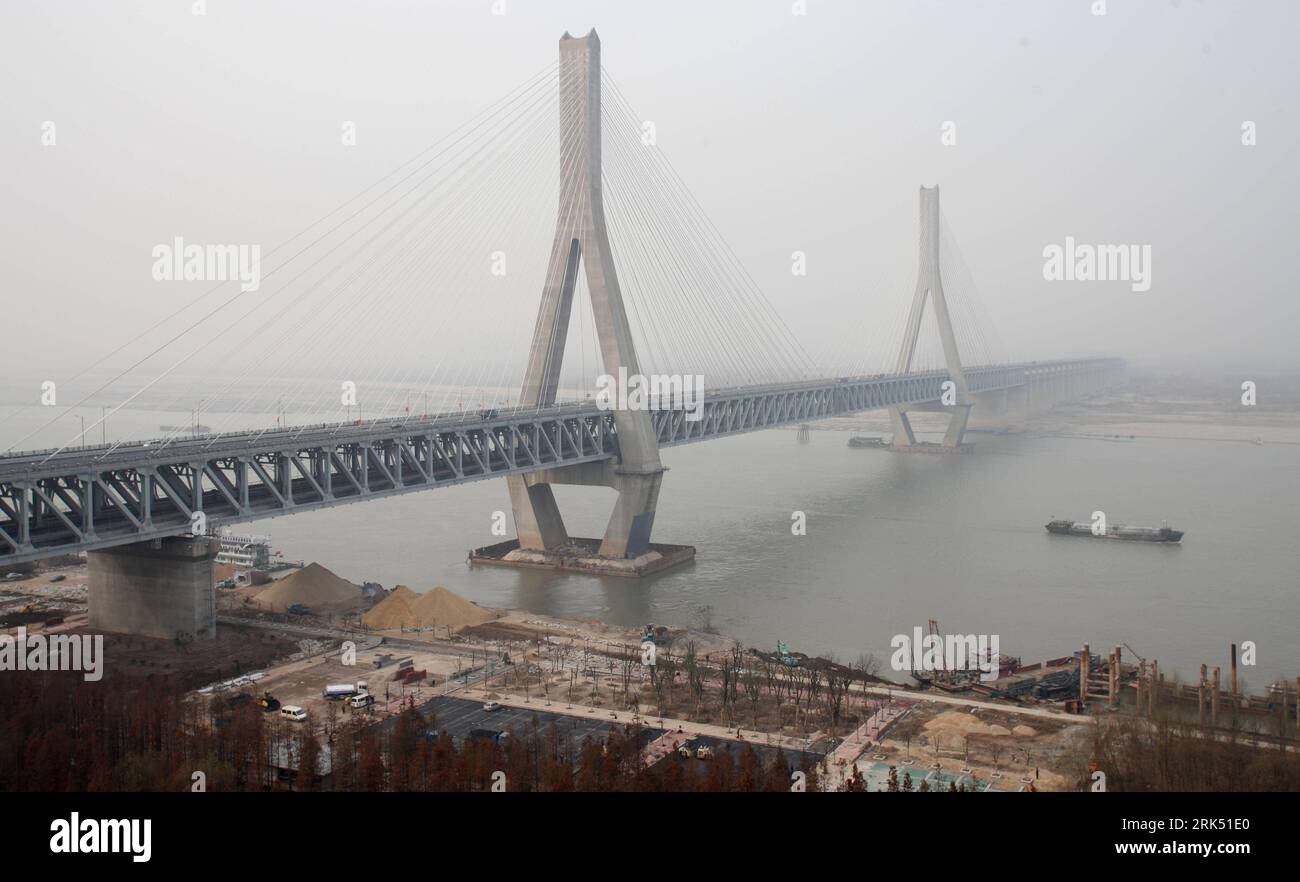 Bildnummer: 53686908  Datum: 26.12.2009  Copyright: imago/Xinhua (091226) -- WUHAN, Dec. 26, 2009 (Xinhua) -- A ship pasts the Tianxingzhou highway-railway Bridge in Wuhan, capital of central China s Hubei Province, Dec. 26, 2009. Built at a cost of 11 billion yuan (1.6 billion U.S. dollars), the 4,657-meter cable suspension bridge opened to traffic on Saturday. (Xinhua/Hao Tongqian) (yy) (FOCUS)(1)CHINA-WUHAN-HIGHWAY-RAILWAY BRIDGE-TIANXINGZHOU-DEBUT (CN) PUBLICATIONxNOTxINxCHN Bauwerke Brücken kbdig xsk 2009 quer     Bildnummer 53686908 Date 26 12 2009 Copyright Imago XINHUA  Wuhan DEC 26 20 Stock Photo