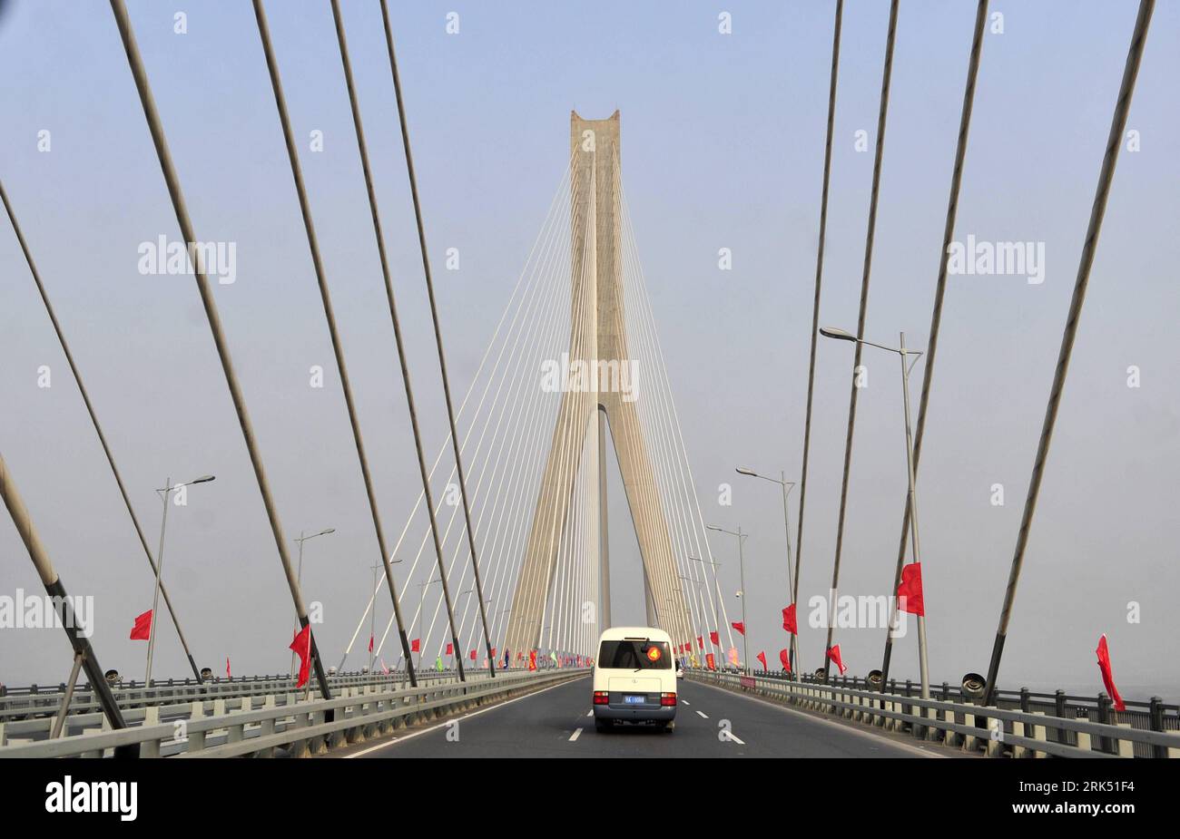 Bildnummer: 53686906  Datum: 26.12.2009  Copyright: imago/Xinhua (091226) -- WUHAN, Dec. 26, 2009 (Xinhua) -- Vehicles run on the Tianxingzhou highway-railway Bridge in Wuhan, capital of central China s Hubei Province, Dec. 26, 2009. Built at a cost of 11 billion yuan (1.6 billion U.S. dollars), the 4,657-meter cable suspension bridge opened to traffic on Saturday. (Xinhua/Hao Tongqian) (yy) (2)CHINA-WUHAN-HIGHWAY-RAILWAY BRIDGE-TIANXINGZHOU-DEBUT (CN) PUBLICATIONxNOTxINxCHN Bauwerke Brücken kbdig xsk 2009 quer     Bildnummer 53686906 Date 26 12 2009 Copyright Imago XINHUA  Wuhan DEC 26 2009 X Stock Photo