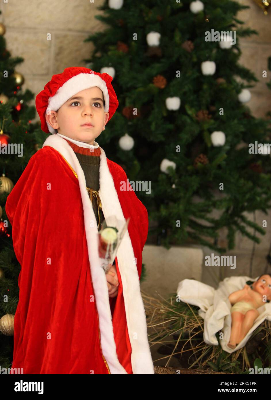 Bildnummer: 53687039  Datum: 24.12.2009  Copyright: imago/Xinhua (091224) -- BETHLEHEM, Dec. 24, 2009 (Xinhua) -- A child in Santa Claus outfit poses for photos at the Church of Nativity in the West Bank city of Bethlehem Dec. 24, 2009. Some 70,000 tourists are expected to visit Bethlehem to view the Church of Nativity, believed to be the birthplace of Jesus Christ, at Christmas. (Xinhua/Zhao Yue) (zl) (1)MIDEAST-BETHLEHEM-CHRISTMAS PUBLICATIONxNOTxINxCHN Weihnachten kbdig xsk 2009 hoch o0 Kind Weihnachtsmann    Bildnummer 53687039 Date 24 12 2009 Copyright Imago XINHUA  Bethlehem DEC 24 2009 Stock Photo