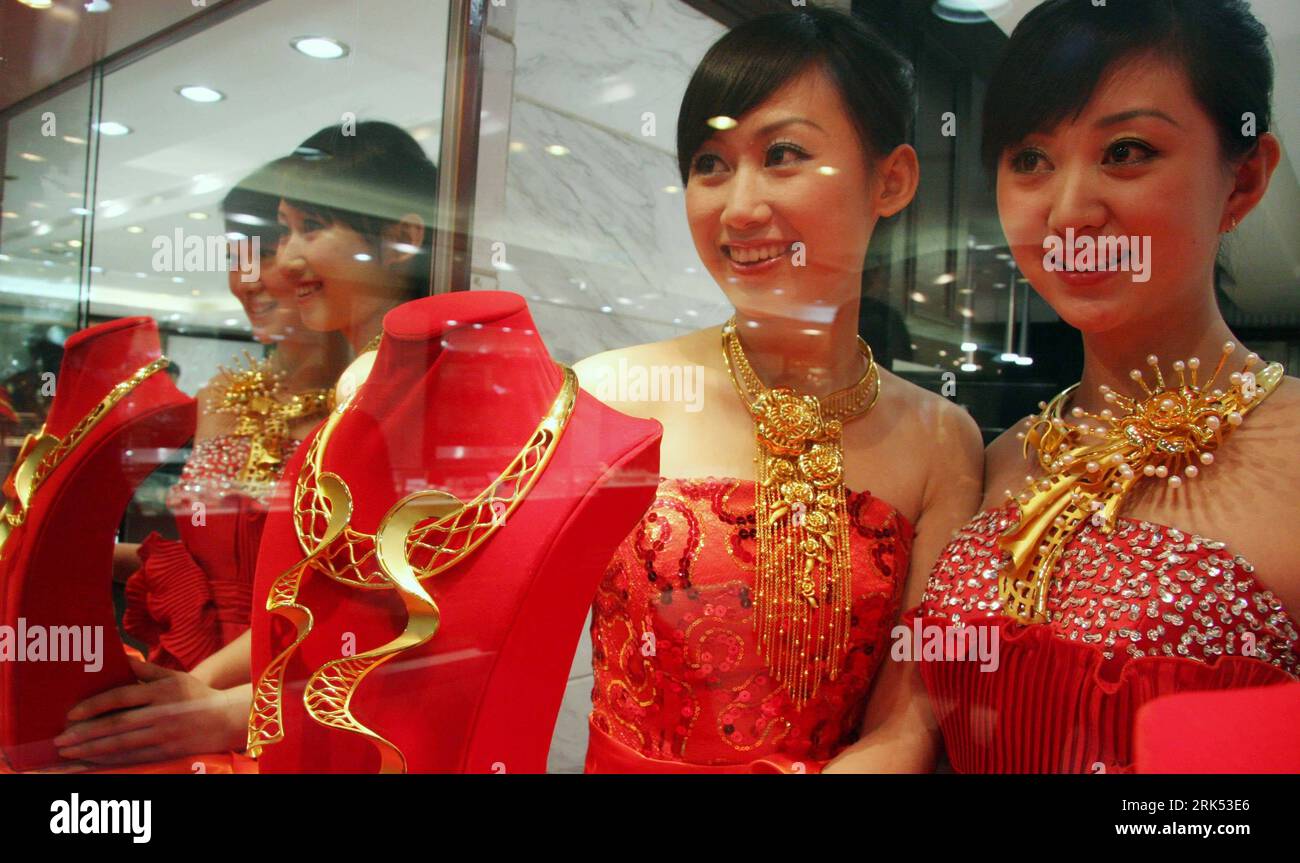 China gold shop jewellery hi-res stock photography and images - Alamy