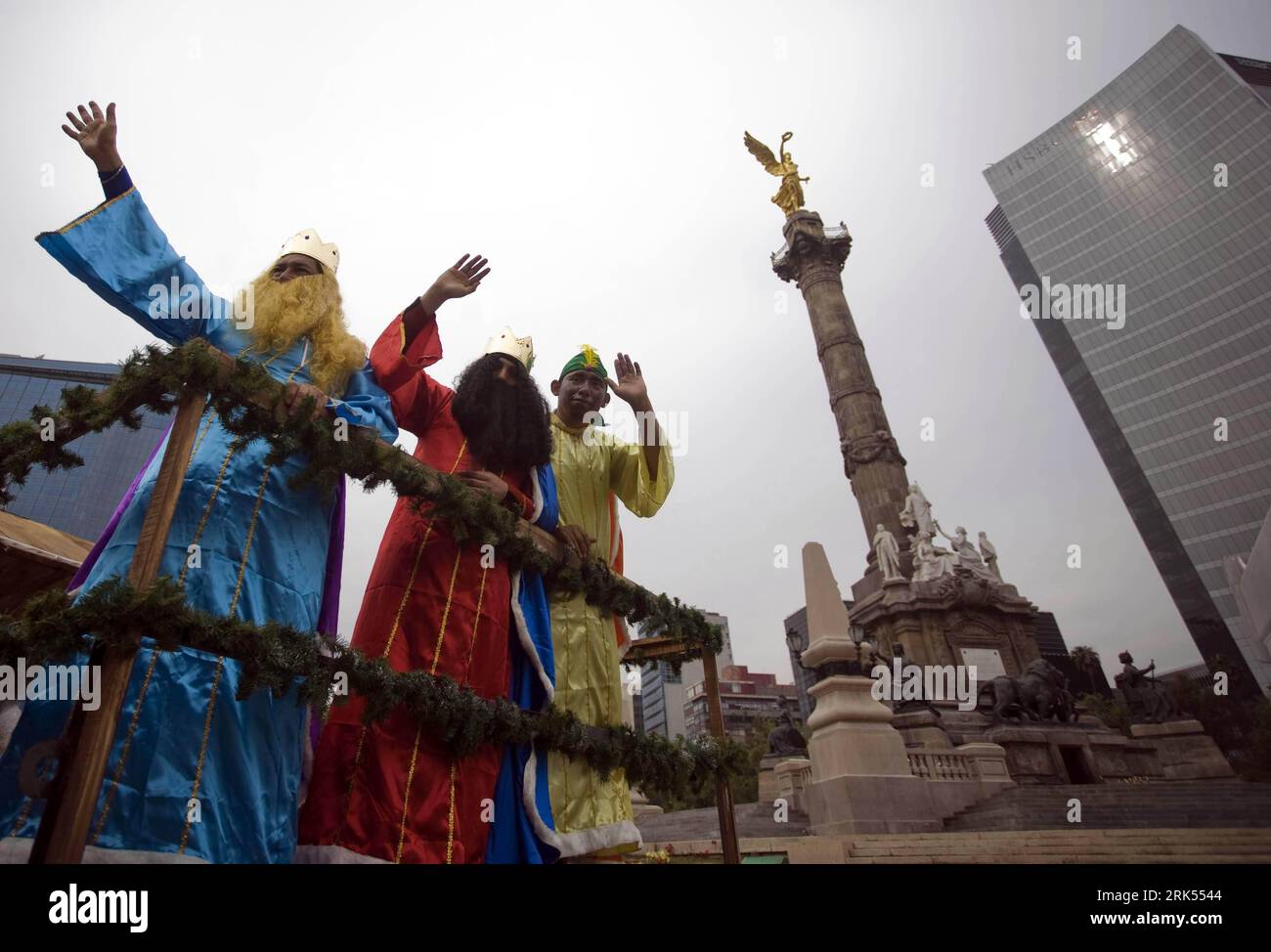 Bildnummer: 53695108  Datum: 02.01.2010  Copyright: imago/Xinhua (100103) -- MEXICO CITY, Jan. 3, 2010 (Xinhua) -- attend a parade for the upcoming Epiphany, in Mexico City, Mexico, Jan. 2, 2010. Families in Mexico and throughout Latin America celebrate the Epiphany on January 6, remembering the day when the Three Wise Men following the star to Bethlehem, arrived bearing gifts of gold, frankincense and myrrh for the Baby Jesus. (Xinhua/David de la Paz) (hdt) (2)MEXICO-EPIPHANY-PARADE PUBLICATIONxNOTxINxCHN Religion Helige Drei König Caspar Melchior Balthasar kbdig xmk 2010 quer premiumd  o00 K Stock Photo