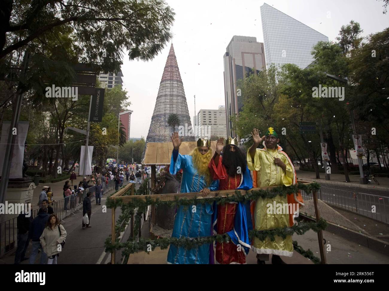 Bildnummer: 53695107  Datum: 02.01.2010  Copyright: imago/Xinhua (100103) -- MEXICO CITY, Jan. 3, 2010 (Xinhua) -- attend a parade for the upcoming Epiphany, in Mexico City, Mexico, Jan. 2, 2010. Families in Mexico and throughout Latin America celebrate the Epiphany on January 6, remembering the day when the Three Wise Men following the star to Bethlehem, arrived bearing gifts of gold, frankincense and myrrh for the Baby Jesus. (Xinhua/David de la Paz) (hdt) (3)MEXICO-EPIPHANY-PARADE PUBLICATIONxNOTxINxCHN Religion Helige Drei König Caspar Melchior Balthasar kbdig xmk 2010 quer o00 Könige    B Stock Photo