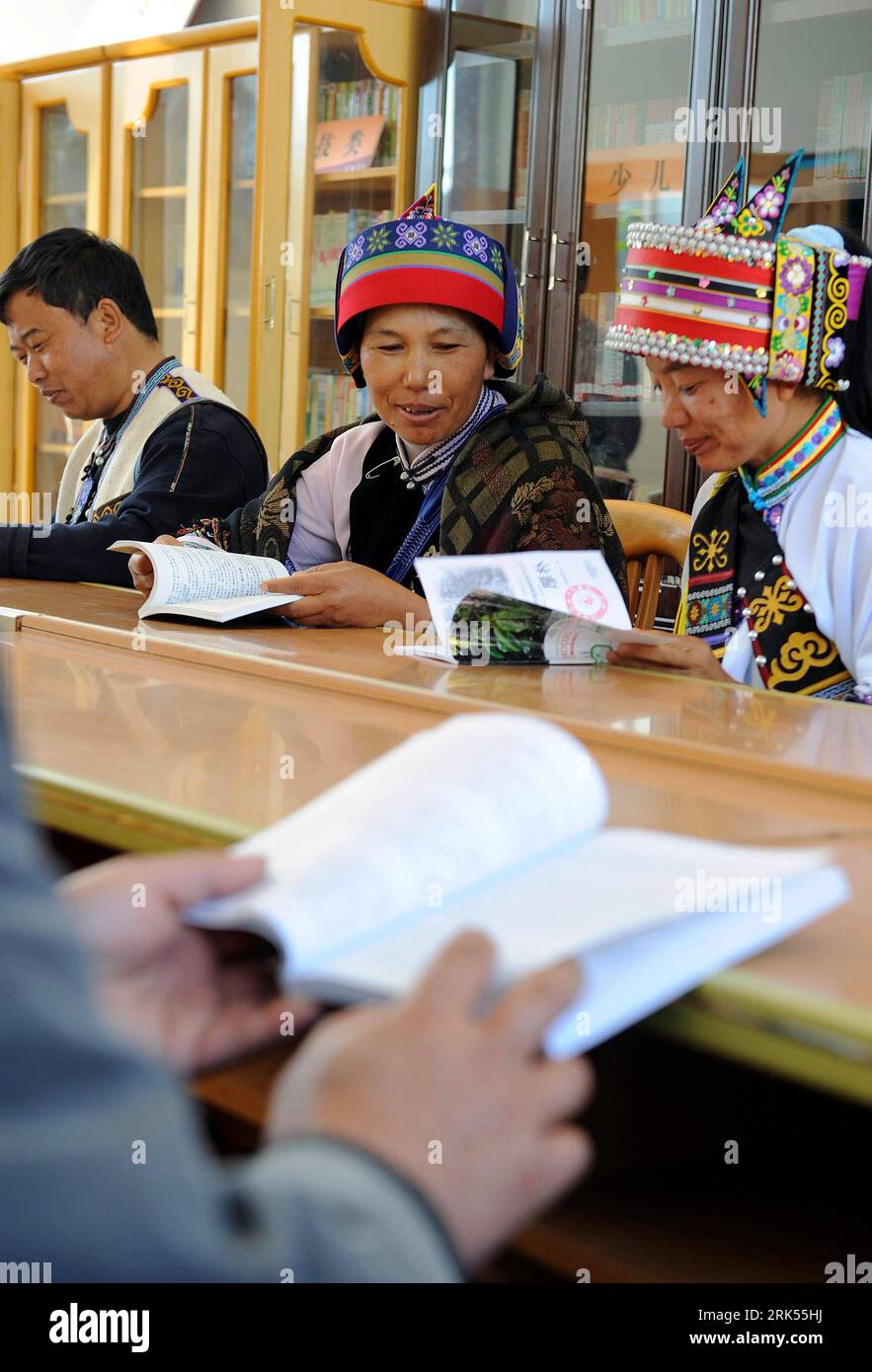 Bildnummer: 53704251  Datum: 05.01.2010  Copyright: imago/Xinhua (100105) -- KUNMING, Jan. 5, 2010 (Xinhua) -- Farmers of ethnic Yi nationality read in a readingroom in their village in Shilin Yi Autonomous County, southwest China s Yunnan Province, Jan. 5, 2010. A total of 2,032 village roeadingrooms have been set up in the province by the end of 2009. The readingrooms funded by the local government provids reading spaces and free book lending services to the local villages. (Xinhua/Ling Yiguang)(dyw) (2)CHINA-KUNMING-VILLAGE READINGROOMS (CN) PUBLICATIONxNOTxINxCHN Land Leute Lesen kbdig xsk Stock Photo