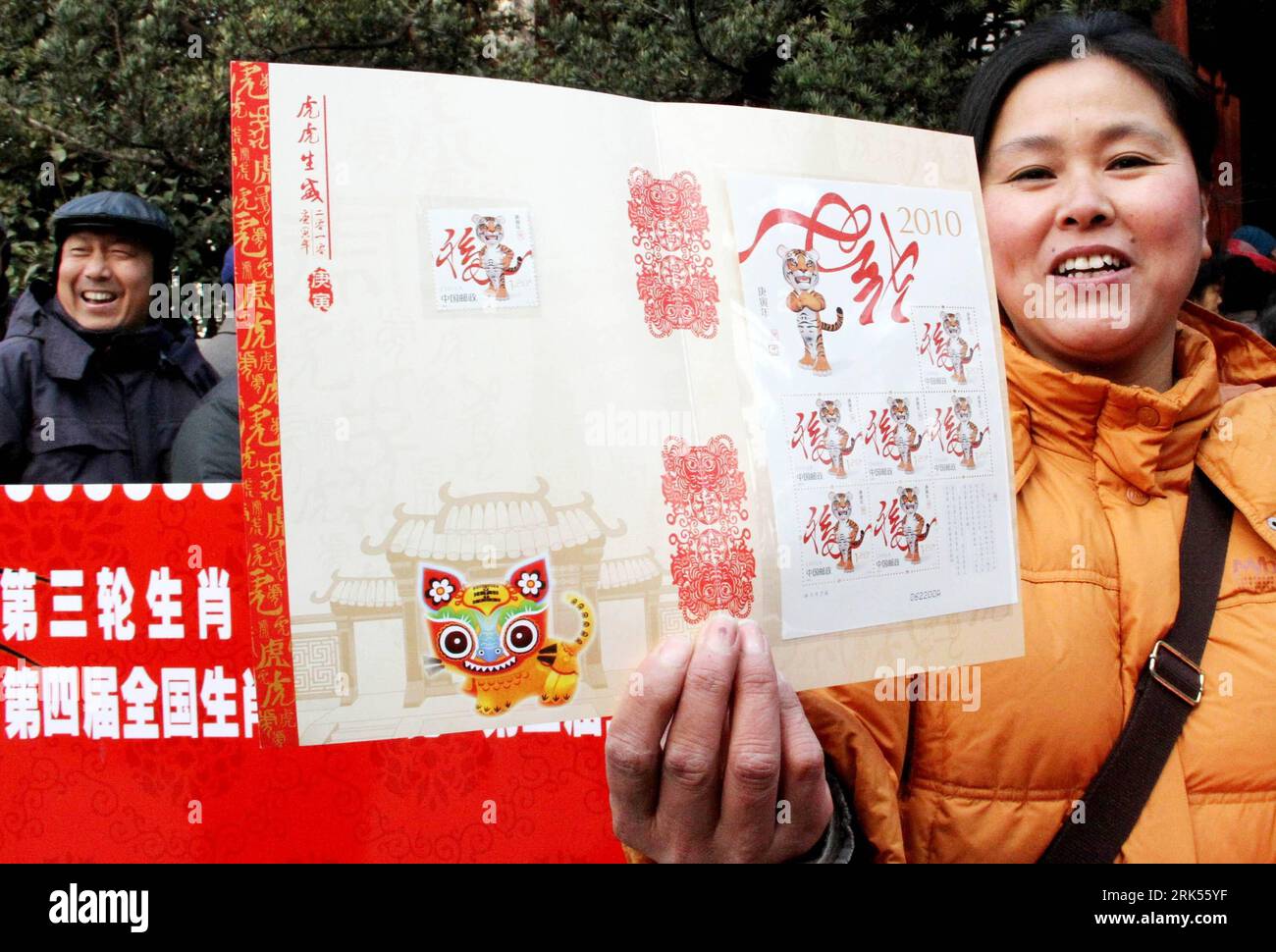 Bildnummer: 53706308  Datum: 05.01.2010  Copyright: imago/Xinhua (100106) -- SUZHOU, Jan. 6, 2010 (Xinhua) -- A woman holds the special stamp for 2010 year of tiger she just bought during the official launching ceremony of the stamp in Suzhou, east China s Jiangsu Province, Jan. 5, 2010. Designers with Tsinghua University put a lovely tiger figure along with a traditional red Chinese character called Fu , means luck on the stamp, which symbolizes the tiger will bring luck and happiness to the in the approaching lunar new year. Nominal value of the stamp is 1.2 RMB yuan. (Xinhua/Wang Jiankang) Stock Photo