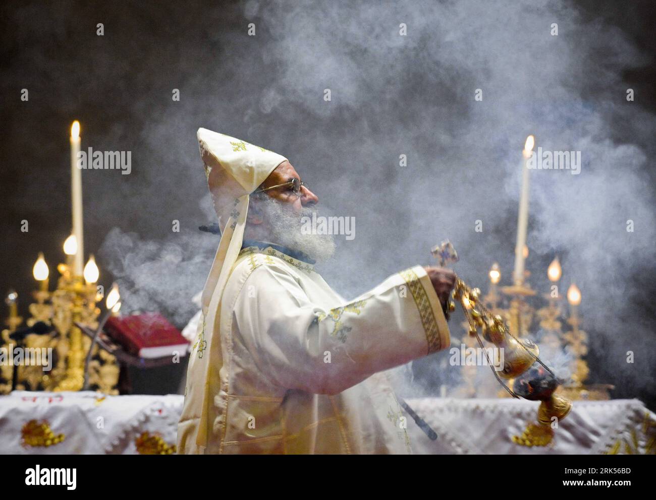 Bildnummer: 53709738  Datum: 06.01.2010  Copyright: imago/Xinhua (100107) -- CAIRO, Jan. 7, 2010 (Xinhua) -- Rewes, a Coptic Orthodox priest, prepares for the mass of the Orthodox Christmas Eve on Jan. 6, 2010, in Saint Mark s Coptic Orthodox Cathedral in Cairo, capital of Egypt. led the mass on Wednesday, which was attended by thousands of Coptic Egyptians. (Xinhua/Zhang Ning) (lmz) (2)EGYPT-CAIRO-ORTHODOX CHRISTMAS PUBLICATIONxNOTxINxCHN Gesellschaft Ägypten Religion Christentum kbdig xcb 2010 quer premiumd  o0 koptisch, koptische, Christen    Bildnummer 53709738 Date 06 01 2010 Copyright Im Stock Photo