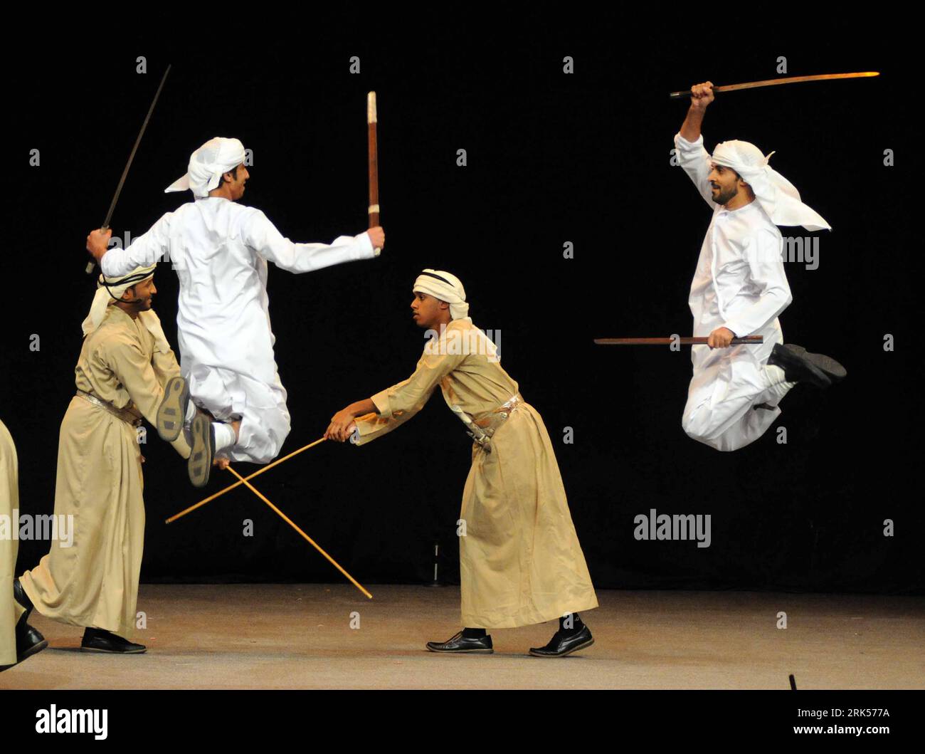 Bildnummer: 53714510  Datum: 09.01.2010  Copyright: imago/Xinhua (100109) -- KUWAIT CITY, Jan. 9, 2010 (Xinhua) -- Artists perform during the 16th Qurain Cultural Festival in Kuwait City, capital of Kuwait, Jan. 9, 2010. The festival will last until Jan. 27 and it includes various cultural and artistic events presented by various countries in the Arab world. (Xinhua/Noufal Ibrahim) (zhs) (4)KUWAIT-KUWAIT CITY-16TH QURAIN CULTURAL FESTIVAL PUBLICATIONxNOTxINxCHN kbdig xkg 2010 quer o0 Personen Kulturfestival Sprung springen Schwerter Kulturfestival Aktion Kultur    Bildnummer 53714510 Date 09 0 Stock Photo