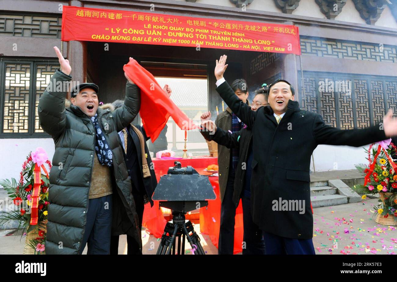 Bildnummer: 53714676  Datum: 09.01.2010  Copyright: imago/Xinhua (100109) -- HENGDIAN(ZHEJIANG), Jan. 9, 2010 (Xinhua) -- General director Jin Demao (L, Front) and Chairman of Eastern Allies Satellite Television Development Group Limited Du Fangning (R, Front) unveil the red cloth on a cine-camera at the opening ceremony of a historical TV show Lu Cong Uan s way to Thang Long in Hengdian, east China s Zhejiang Province, Jan. 9, 2010. Invested by Eastern Allies Satellite Television Development Group Limited and themed at the life of Lu Cong Uan, founder of Ly dynasty in Vietnamese history, the Stock Photo