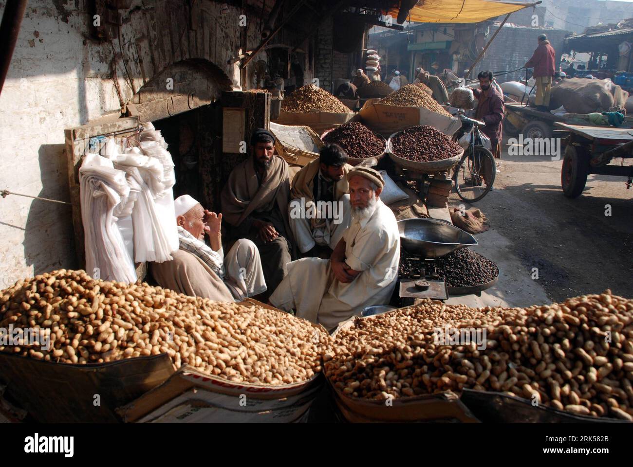 Bildnummer: 53718138  Datum: 11.01.2010  Copyright: imago/Xinhua (100111) -- PESHAWAR, Jan. 11, 2010 (Xinhua) -- Pakistani men sell dried fruits at a market in Peshawar on Jan. 11, 2010. Dried fruits are quite popular at local markets in winter. (Xinhua/Umar Qayyum) (yy) (1)PAKISTAN-LIFESTYLE-WINTER-DRIED FRUITS PUBLICATIONxNOTxINxCHN Food Land und Leute Erdnüsse trocknen kbdig xdp 2010 quer  o0 getrocknete    Bildnummer 53718138 Date 11 01 2010 Copyright Imago XINHUA  Peshawar Jan 11 2010 XINHUA Pakistani Men Sell dried Fruits AT a Market in Peshawar ON Jan 11 2010 dried Fruits are quite Popu Stock Photo