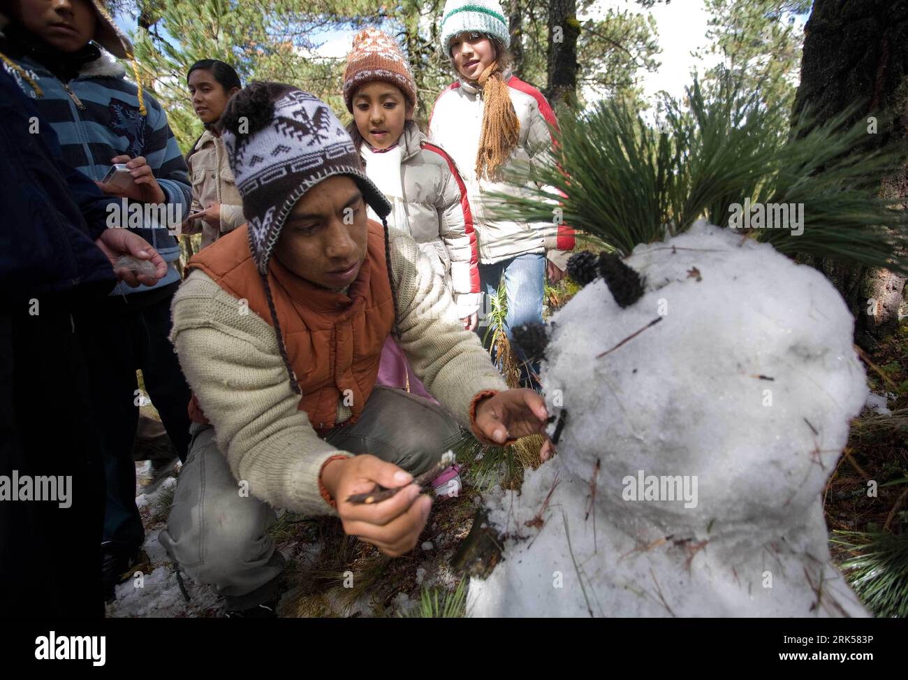 Bildnummer: 53718148  Datum: 10.01.2010  Copyright: imago/Xinhua (100111) -- MEXICO CITY, Jan. 11, 2010 (Xinhua) -- A man builds a snowman at Ajusco volcano in southern Mexico City, capital of Mexico, Jan. 10, 2009. Mexico City citizens chose to go to mountain areas nearby with snowfall brought by cold snap for fun on Sunday. (Xinhua/David de la Paz) (ypf) (1)MEXICO-MEXICO CITY-SNOW-FUN PUBLICATIONxNOTxINxCHN Kurios Winter Mexiko Schnee Kbdig xdp 2010 quer  o0 Jahreszeit, Schneemann    Bildnummer 53718148 Date 10 01 2010 Copyright Imago XINHUA  Mexico City Jan 11 2010 XINHUA a Man builds a Sno Stock Photo