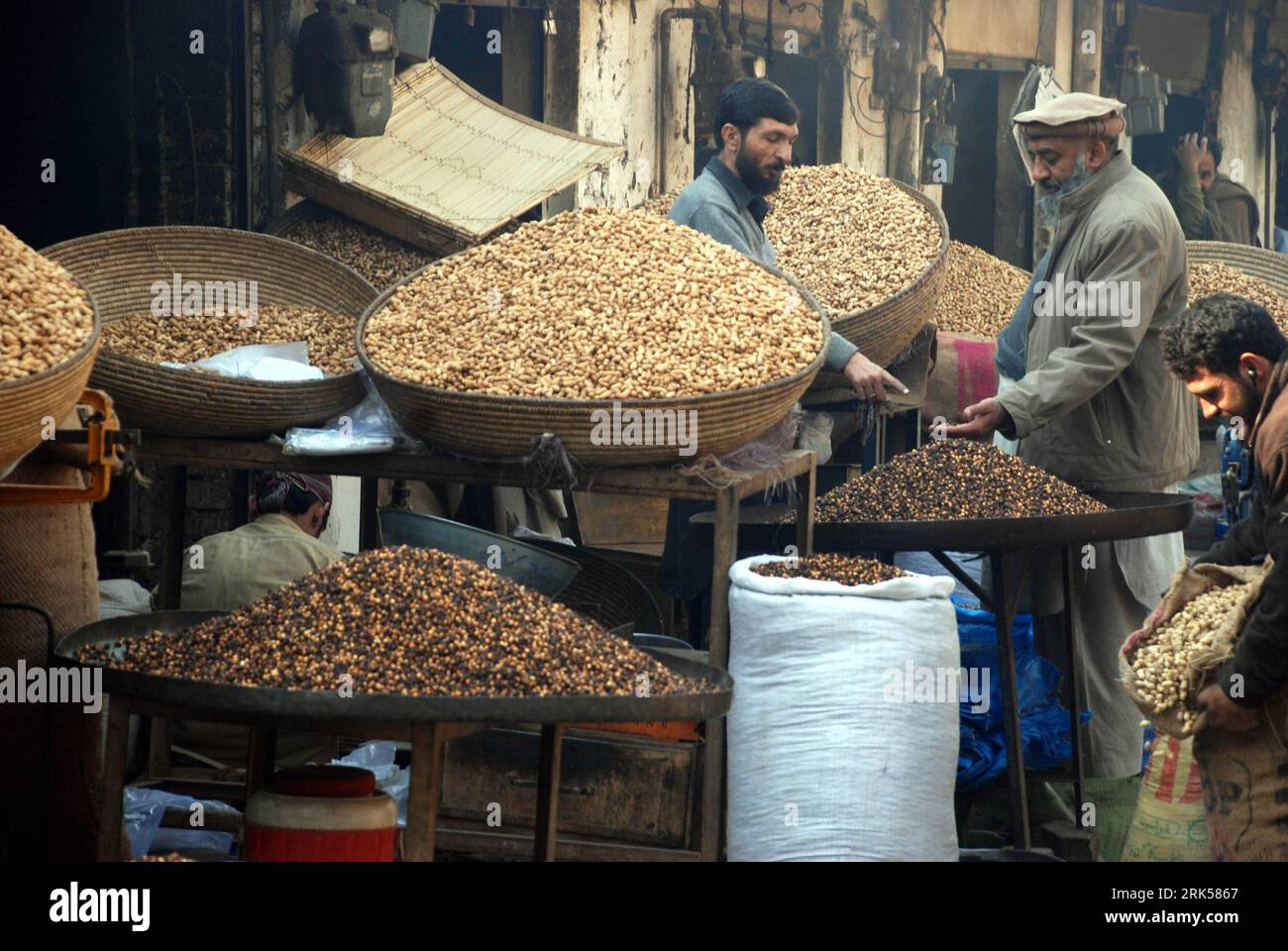 Bildnummer: 53718137  Datum: 11.01.2010  Copyright: imago/Xinhua (100111) -- PESHAWAR, Jan. 11, 2010 (Xinhua) -- Pakistani men sell dried fruits at a market in Peshawar on Jan. 11, 2010. Dried fruits are quite popular at local markets in winter. (Xinhua/Umar Qayyum) (yy) (3)PAKISTAN-LIFESTYLE-WINTER-DRIED FRUITS PUBLICATIONxNOTxINxCHN Food Land und Leute Erdnüsse trocknen kbdig xdp 2010 quer o0 getrocknete    Bildnummer 53718137 Date 11 01 2010 Copyright Imago XINHUA  Peshawar Jan 11 2010 XINHUA Pakistani Men Sell dried Fruits AT a Market in Peshawar ON Jan 11 2010 dried Fruits are quite Popul Stock Photo