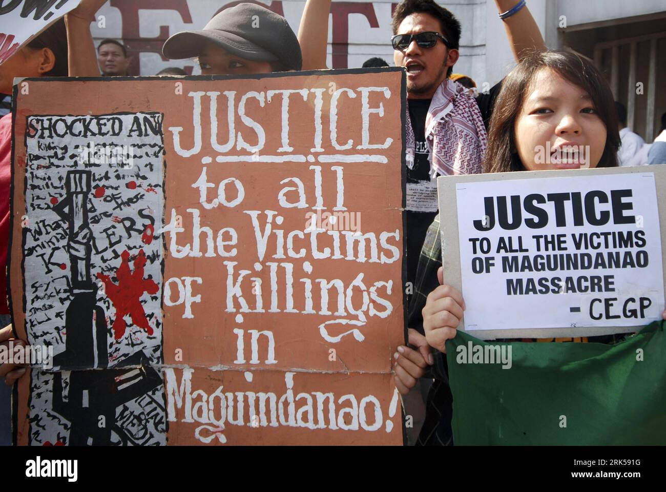 Bildnummer: 53724064  Datum: 13.01.2010  Copyright: imago/Xinhua Protesters hold placards with slogans during a rally calling for justice for victims of Maguindanao massacre in front of the Philippine National Police (PNP) Headquarters in Quezon City northeast of Manila, Philippines, Jan. 13, 2010. The second hearing of Andal Ampatuan, Jr., the principal accussed in the Maguindanao massacre in Mindanao was held here on Wednesday, and a witness testified that he saw a member of a powerful clan and his relatives firing their guns as journalists and women among 57 victims knelt and begged for the Stock Photo