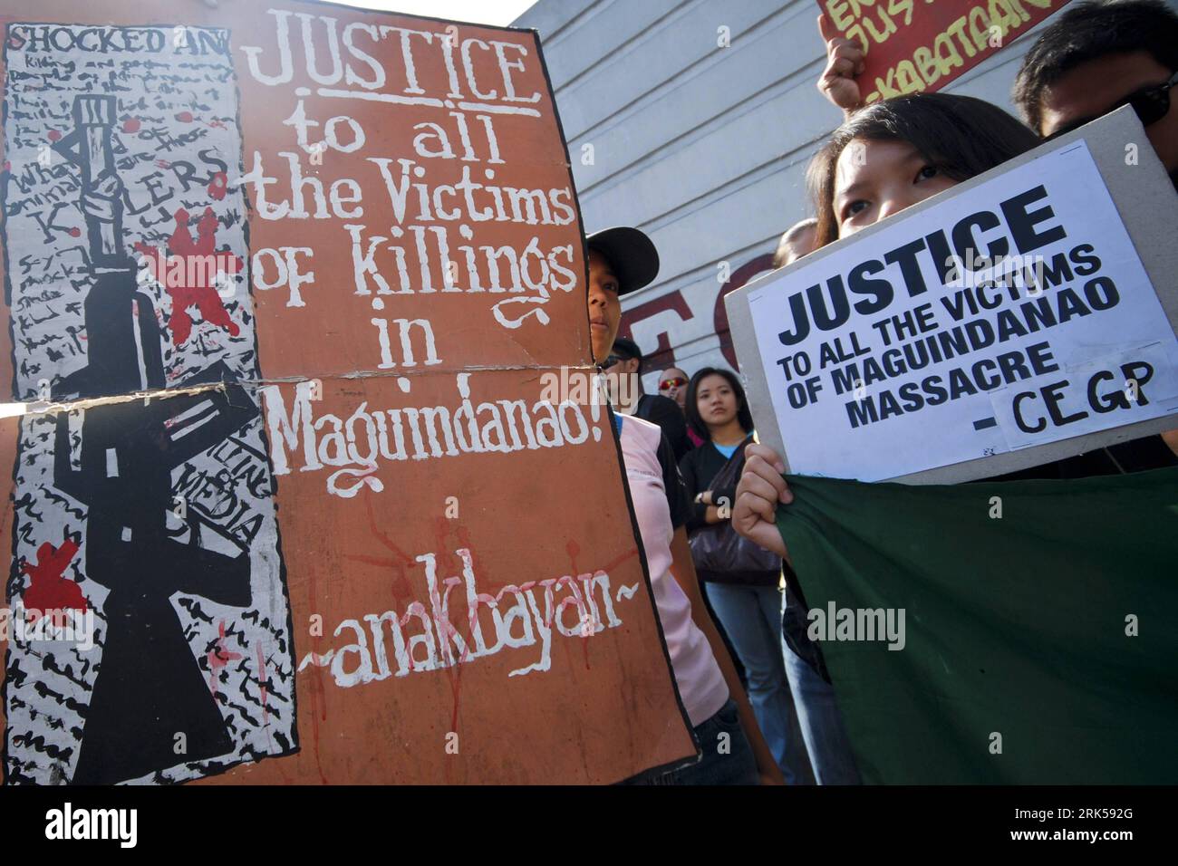 Bildnummer: 53724065  Datum: 13.01.2010  Copyright: imago/Xinhua Protesters hold placards with slogans during a rally calling for justice for victims of Maguindanao massacre in front of the Philippine National Police (PNP) Headquarters in Quezon City northeast of Manila, Philippines, Jan. 13, 2010. The second hearing of Andal Ampatuan, Jr., the principal accussed in the Maguindanao massacre in Mindanao was held here on Wednesday, and a witness testified that he saw a member of a powerful clan and his relatives firing their guns as journalists and women among 57 victims knelt and begged for the Stock Photo