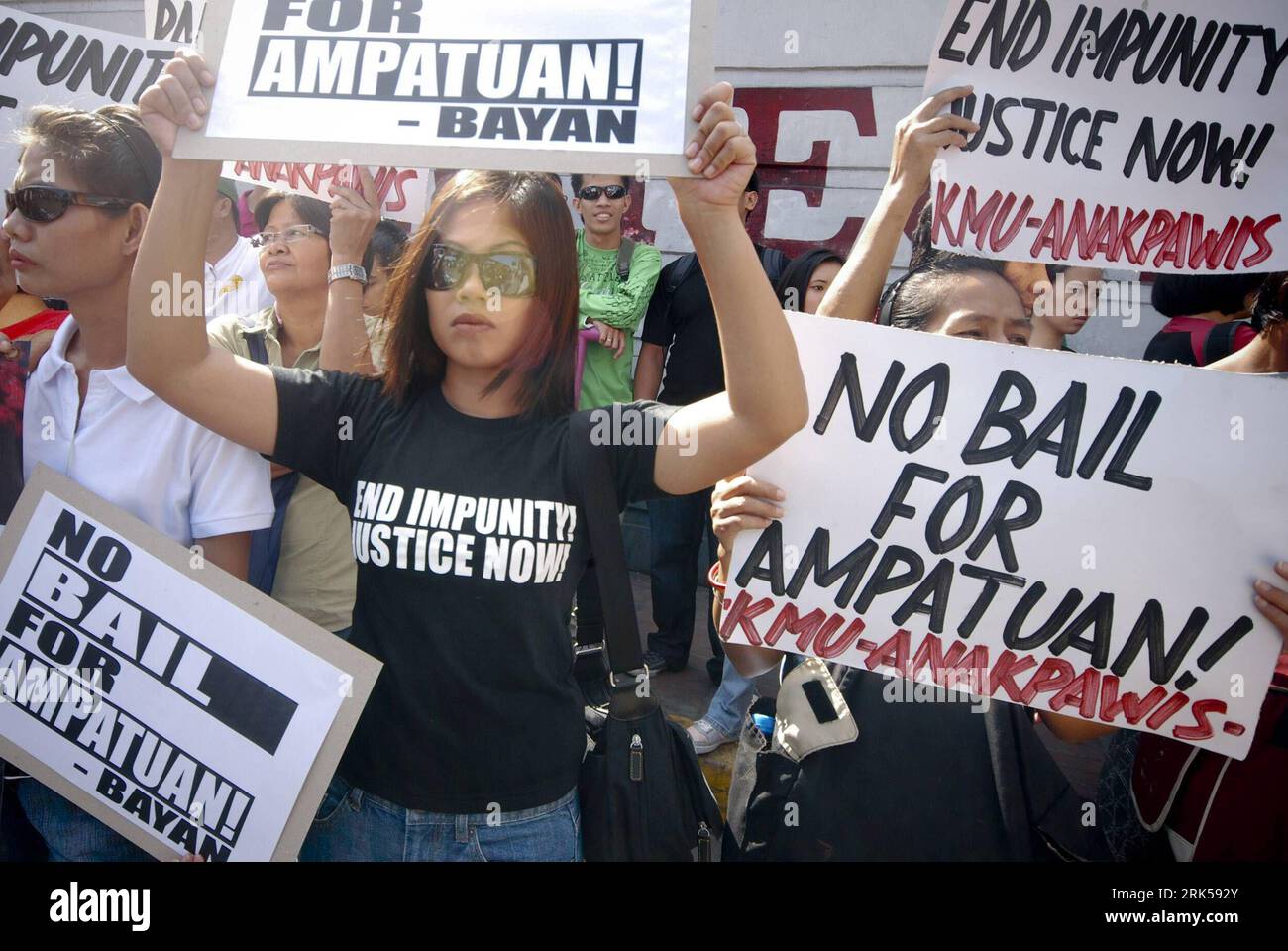 Bildnummer: 53724066  Datum: 13.01.2010  Copyright: imago/Xinhua Protesters hold placards with slogans during a rally calling for justice for victims of Maguindanao massacre in front of the Philippine National Police (PNP) Headquarters in Quezon City northeast of Manila, the Philippines, Jan. 13, 2010. The second hearing of Andal Ampatuan, Jr., the principal accussed in the Maguindanao massacre in Mindanao was held here on Wednesday, and a witness testified that he saw a member of a powerful clan and his relatives firing their guns as journalists and women among 57 victims knelt and begged for Stock Photo