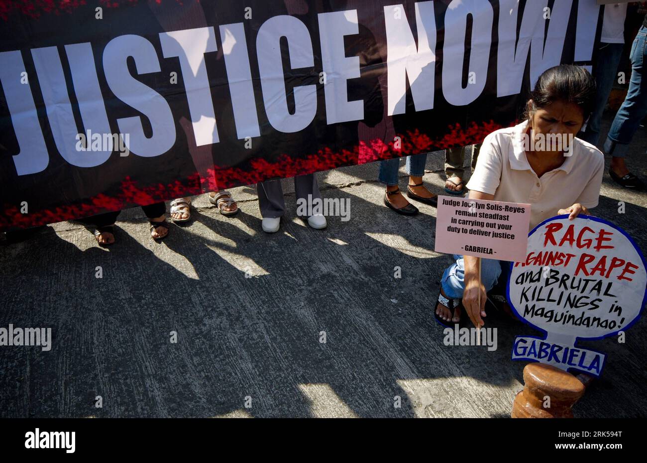 Bildnummer: 53724067  Datum: 13.01.2010  Copyright: imago/Xinhua A protester holds placards with slogans during a rally calling for justice for victims of Maguindanao massacre in front of the Philippine National Police (PNP) Headquarters in Quezon City northeast of Manila, the Philippines, Jan. 13, 2010. The second hearing of Andal Ampatuan, Jr., the principal accussed in the Maguindanao massacre in Mindanao was held here on Wednesday, and a witness testified that he saw a member of a powerful clan and his relatives firing their guns as journalists and women among 57 victims knelt and begged f Stock Photo