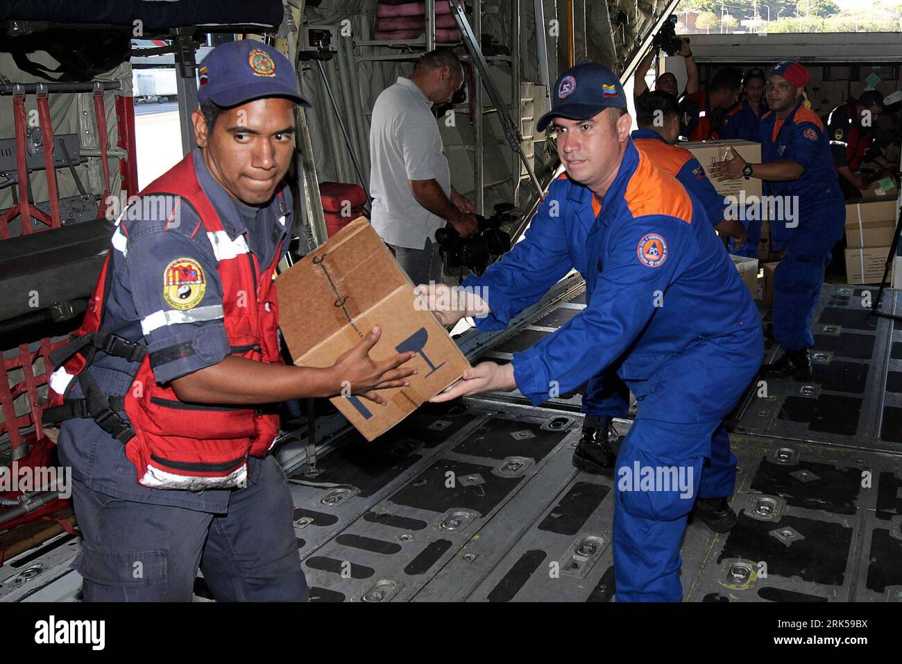 Bildnummer: 53724803  Datum: 13.01.2010  Copyright: imago/Xinhua (100113) -- MAIQUETIA, Jan. 13, 2010 (Xinhua) -- Venezuelan rescuers load medical equipment onto an army plane heading to Port-au-Prince, capital of Haiti, at the Simon Bolivar international airport in Maiquetia, Venezuela, on Jan. 13, 2010, following a huge quake measuring 7.3 that rocked the Caribbean nation, toppling buildings and leaving thousands of missing and feared dead. (Xinhua/ABN) (gxr) (2)VENEZUELA-MAIQUETIA-RESCUERS-HAITI PUBLICATIONxNOTxINxCHN Erdbeben Hilfe Hilfslieferung Hilfsgüter premiumd kbdig xsk 2010 quer  o0 Stock Photo