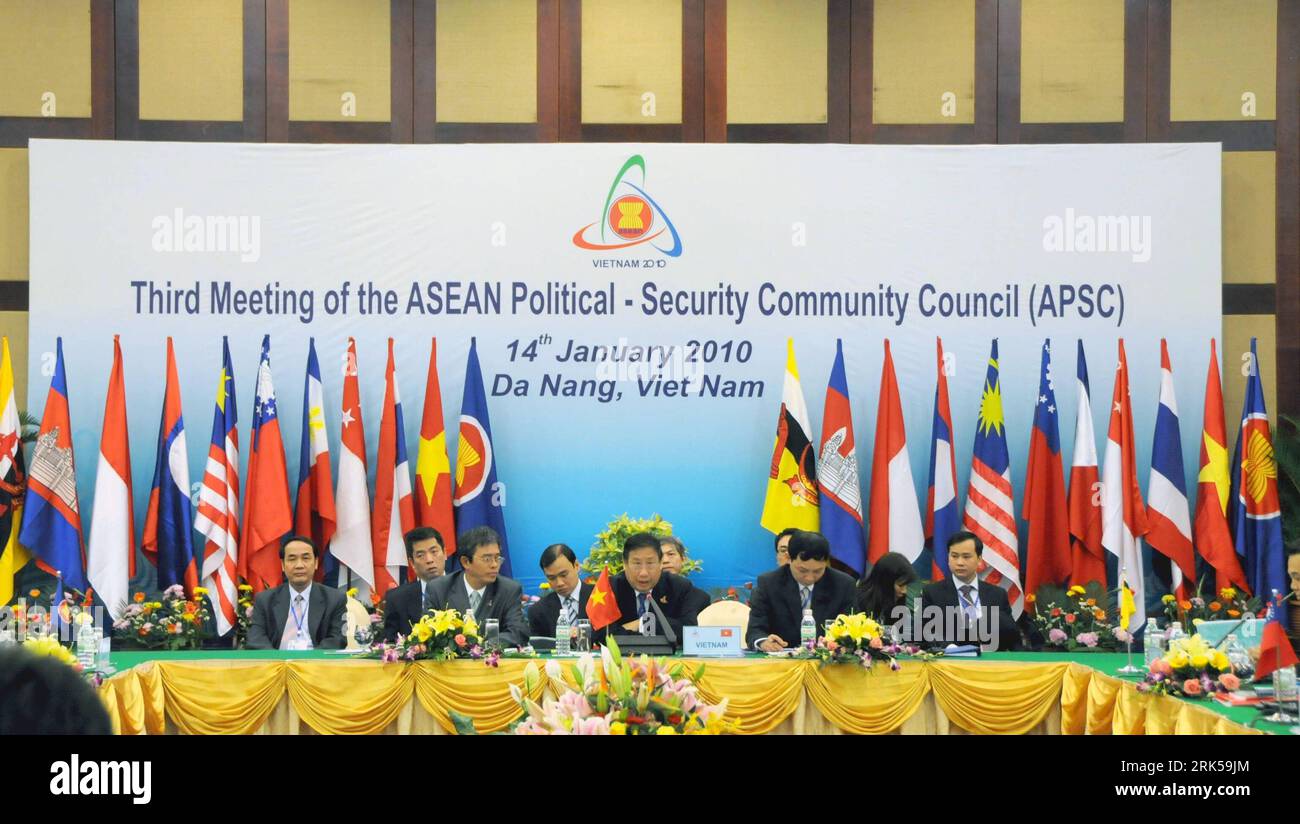 フラッグ Islam Karimov, President of Uzbekistan, addresses a summit