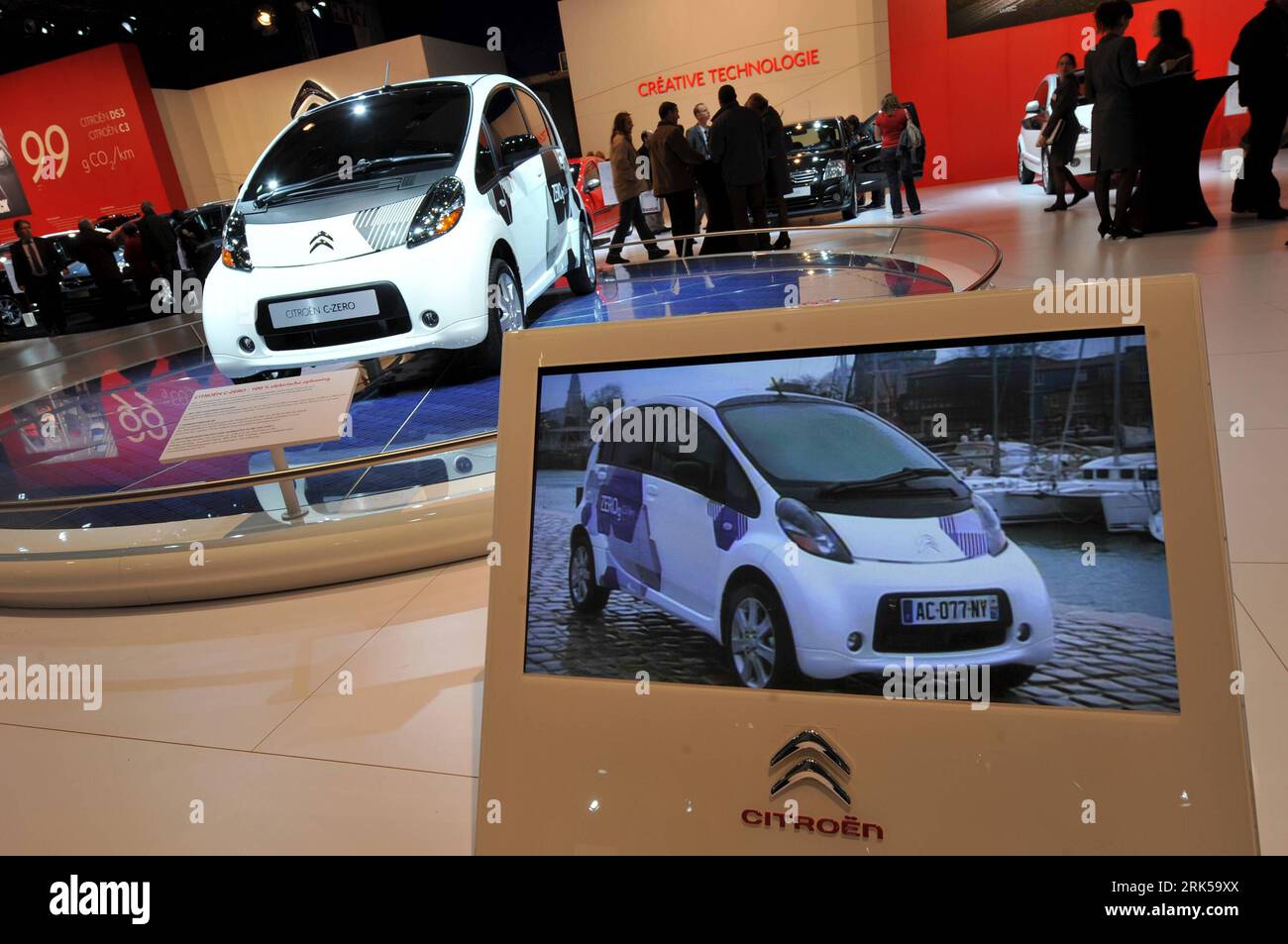 Bildnummer: 53727426  Datum: 14.01.2010  Copyright: imago/Xinhua (100114) -- BRUSSELS, Jan. 14, 2010 (Xinhua) -- Electric powered car C-Zero of Citroen is exhibited at the 88th edition of the European Motor Show in Brussels, capital of Belgium, Jan. 14, 2010. The 88th edition of the European Motor Show kicked off here on Thursday with various eco-friendly cars on exhibition. (Xinhua/Wu Wei) (zw) (1)BELGIUM-BRUSSELS-MOTOR SHOW-OPENING PUBLICATIONxNOTxINxCHN Motorshow Wirtschaft Auto Automobilindustrie PKW Objekte Messe Ausstellung kbdig xmk 2010 quer premiumd o0 Elektroauto    Bildnummer 537274 Stock Photo