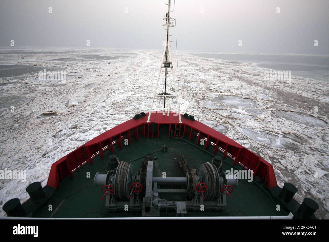 Bildnummer: 53728972  Datum: 14.01.2010  Copyright: imago/Xinhua (100115) -- WEIFANG, Jan. 15, 2010 (Xinhua) -- Rescue staff steer an icebreaker to hurry to the site of the oil tanker Xinglongzhou 288 trapped in predicament, on the sea areas off the shore of Weifang, east China s Shandong Province, Jan. 14, 2010. An oil tanker trapped amid sea ice off east China coast was pulled to the shore Thursday without casualties or oil leakage. The tanker ran aground after hitting ice 14 nautical miles off the Weifang port in the Bohai Sea at 10:43 a.m. Wednesday. The worst sea ice in 30 years appeared Stock Photo