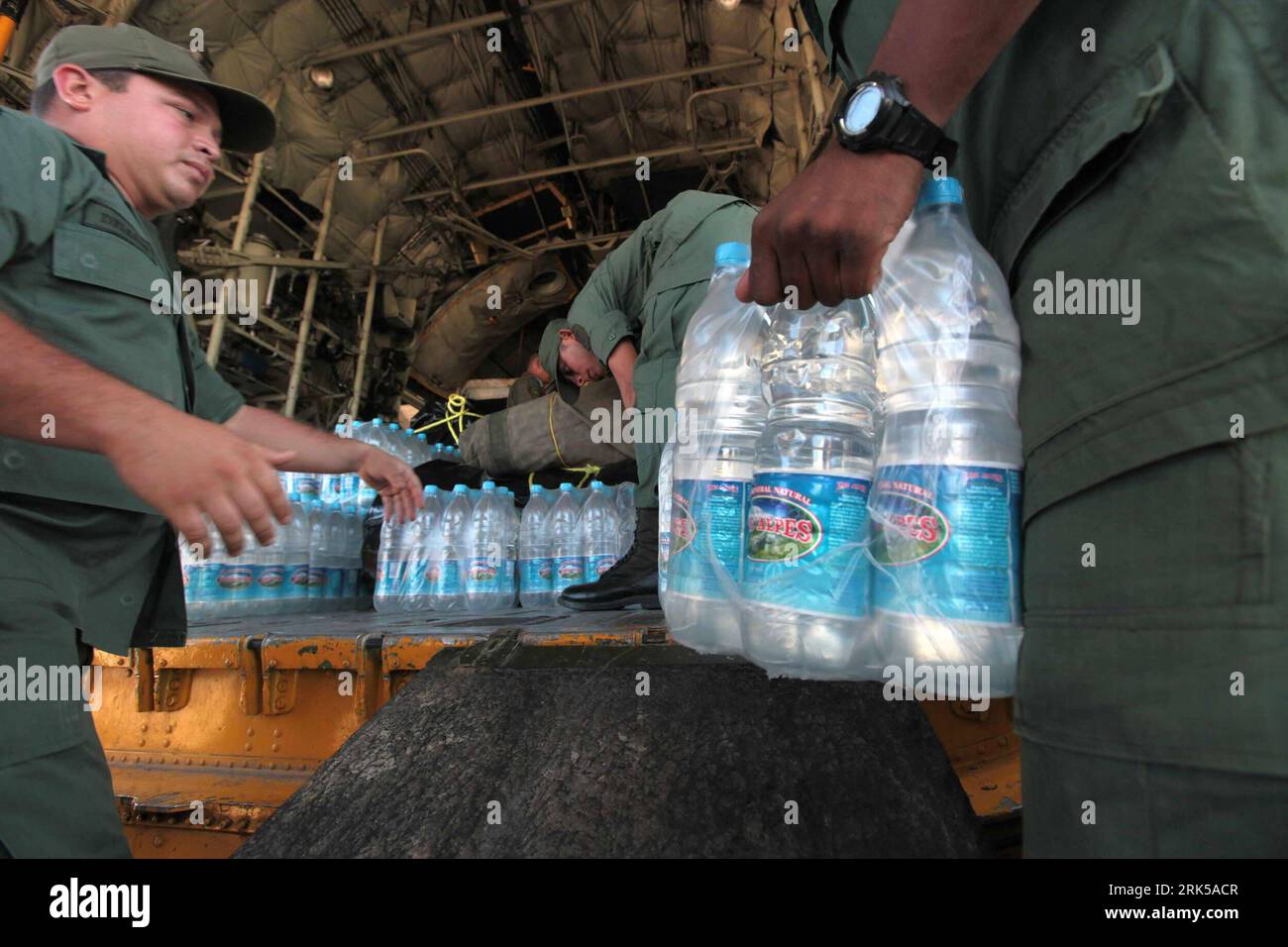 Bildnummer: 53730134  Datum: 15.01.2010  Copyright: imago/Xinhua (100115) -- MAIQUETIA, Jan. 15, 2010 (Xinhua) -- Venezuelan soldiers load bottled water onto an army plane heading to Port-au-Prince, capital of Haiti, at the Simon Bolivar international airport in Maiquetia, Venezuela, on Jan. 15, 2010. Venezuela Friday dispatched its second group of rescuers to the quake-stricken Caribbean country. (Xinhua/ABN) (gxr) (3)VENEZUELA-MAIQUETIA-RESCUERS-HAITI-SECOND GROUP PUBLICATIONxNOTxINxCHN Naturkatastrophe Erdbeben Haiti kbdig xmk 2010 quer  o0 Trinkwasser, Wasser, Soldat, Staat, Militär, belad Stock Photo