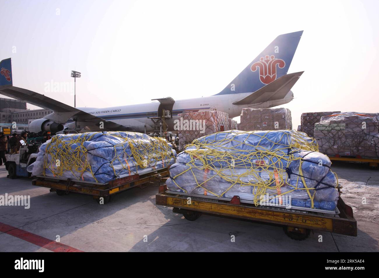 Bildnummer: 53730146  Datum: 16.01.2010  Copyright: imago/Xinhua (100116) -- BEIJING, Jan. 16, 2010 (Xinhua) -- Emergency humanitarian aid cargo is seen before being loaded on a plane at the Beijing Capital International Airport in Beijing, Jan. 16, 2010. A Boeing-747 jumbo jet carrying 90 tonnes of Chinese government s emergency humanitarian aid cargo took off from Beijing Capital International Airport to quake-hit Haiti at around 12:00 p.m. on Saturday, according to the Ministry of Commerce. (Xinhua/Chen Jianli)(zx) (1)CHINA-BEIJING-EMERGENCY HUMANITARIAN AID CARGO-HAITI (CN) PUBLICATIONxNOT Stock Photo