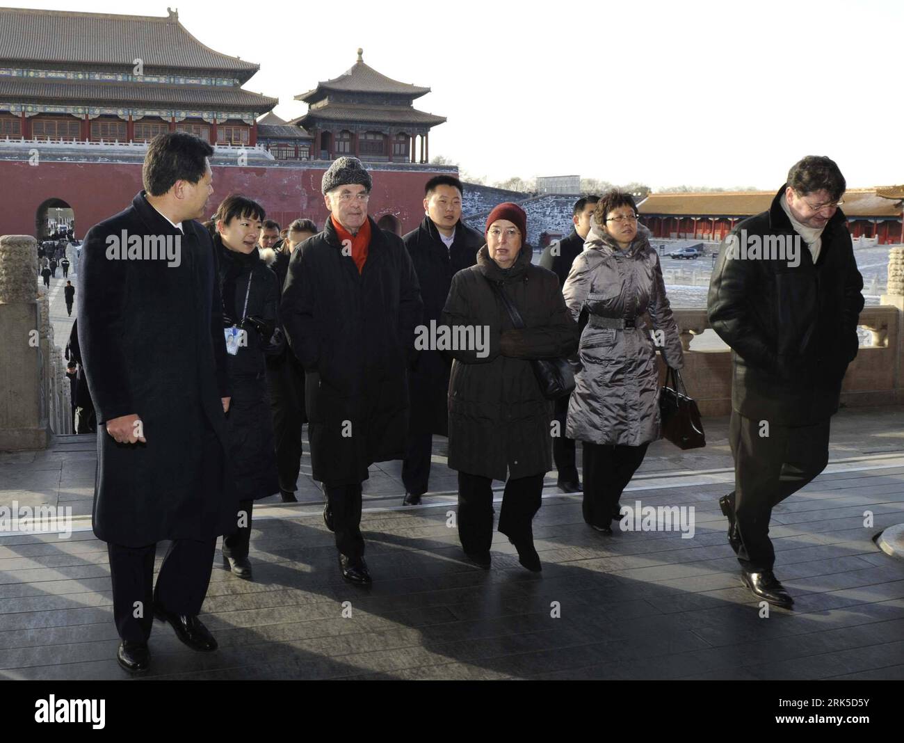 Bildnummer: 53741448  Datum: 21.01.2010  Copyright: imago/Xinhua (100121) -- BEIJING, Jan. 21, 2010 (Xinhua) -- Visiting Austrian President Heinz Fischer visits the Forbidden City in Beijing, China, Jan. 21, 2010. Fischer started the four-day state visit Tuesday. (Xinhua/Zhang Duo) (zl) (4)CHINA-BEIJING-HEINZ FISCHER-VISIT PUBLICATIONxNOTxINxCHN People Politik premiumd kbdig xsp 2010 quer    Bildnummer 53741448 Date 21 01 2010 Copyright Imago XINHUA  Beijing Jan 21 2010 XINHUA Visiting Austrian President Heinz Fischer visits The Forbidden City in Beijing China Jan 21 2010 Fischer started The F Stock Photo