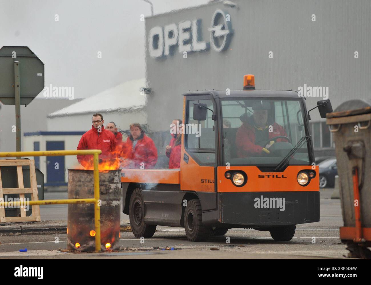 Bildnummer: 53742108  Datum: 21.01.2010  Copyright: imago/Xinhua (100121) -- ANTWERP, Jan. 21, 2010 (Xinhua) -- Auto union members place fire tanks to block the entrance to the Opel assembly plant in Antwerp, Belgium. General Motors (GM) plans to close the Opel assembly plant in Antwerp, with about 2,300 jobs feared to be lost. (Xinhua/Wu Wei) (gxr) (3)BELGIUM-ANTWERP-AUTO-OPEL PLANT-CLOSE PUBLICATIONxNOTxINxCHN Arbeitskampf Streik Fabrik Fabrikschliessung Opel Belgien premiumd kbdig xsp 2010 quer  o00 Antwerpen    Bildnummer 53742108 Date 21 01 2010 Copyright Imago XINHUA  Antwerp Jan 21 2010 Stock Photo