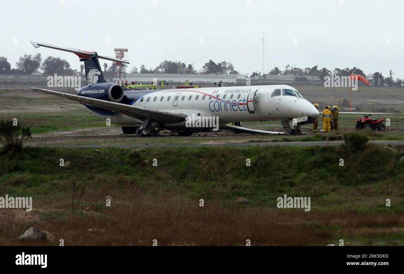 Bildnummer: 53744704  Datum: 21.01.2010  Copyright: imago/Xinhua (100122) -- TIJUANA, Jan. 22, 2010 (Xinhua) -- A passenger plane of Mexicana Airlines is seen at the Tijuana Airport in the border city of Tijuana, Mexico, Jan. 21, 2010. The plane slid off the runway while landing on the airport Thursday, causing no casualties. (Xinhua) (zl) (1)MEXICO-PLANE-ACCIDENT PUBLICATIONxNOTxINxCHN Verkehr Luftfahrt Unfall Crash Flugzeug Flugzeugunfall kbdig xcb 2010 quer o0 Passagierflugzeug    Bildnummer 53744704 Date 21 01 2010 Copyright Imago XINHUA  Tijuana Jan 22 2010 XINHUA a Passenger Plane of Mex Stock Photo