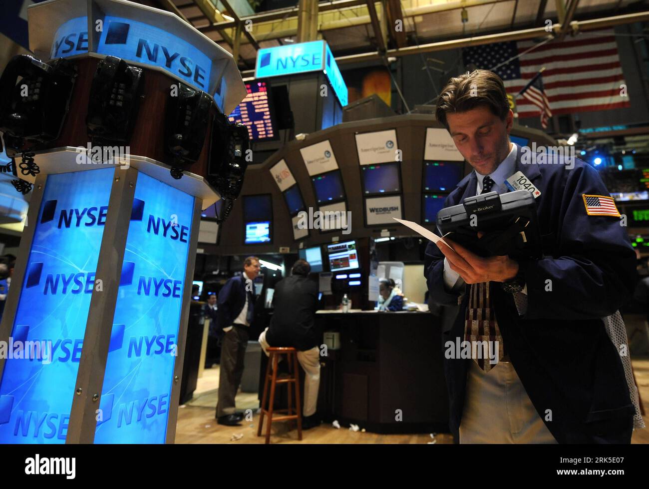 Bildnummer: 53745567  Datum: 22.01.2010  Copyright: imago/Xinhua  Traders work in the New York Stock Exchange, U.S., Jan. 22, 2010. Wall Street tumbled for the third straight session on Friday, with major averages ending down more than 2 percent, as investors were worried that s proposals of putting new restrictions on big banks could hurt economic recovery. The Dow Jones Industrial Average sank 216.9 points, or 2.09 percent, to 10,172.98. It s the Dow s first close below 10,200 since November. The Standard & Poor s 500 index fell 24.72, or 2.21 percent, to 1,091.76 and the Nasdaq tumbled 60.4 Stock Photo