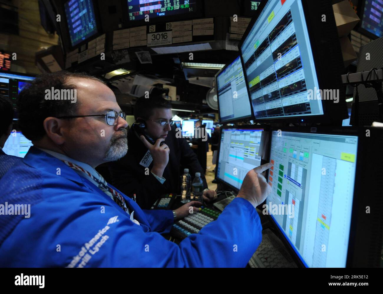Bildnummer: 53745565  Datum: 22.01.2010  Copyright: imago/Xinhua  Traders work in the New York Stock Exchange, U.S., Jan. 22, 2010. Wall Street tumbled for the third straight session on Friday, with major averages ending down more than 2 percent, as investors were worried that s proposals of putting new restrictions on big banks could hurt economic recovery. The Dow Jones Industrial Average sank 216.9 points, or 2.09 percent, to 10,172.98. It s the Dow s first close below 10,200 since November. The Standard & Poor s 500 index fell 24.72, or 2.21 percent, to 1,091.76 and the Nasdaq tumbled 60.4 Stock Photo