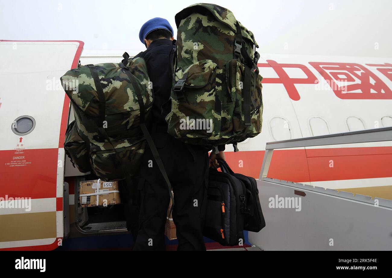 Bildnummer: 53749859  Datum: 24.01.2010  Copyright: imago/Xinhua (100126) -- PORT-AU-PRINCE, Jan. 26, 2010 (Xinhua) -- Members of the Chinese peacekeeping police officers board a chartered flight for Haiti, at Capital International Airport in Beijing, capital of China, on Jan. 24, 2010. The 40-member Chinese medical care and epidemic prevention team arrived in Haiti on Jan. 25 by a chartered flight, which also carried 20 tonnes of medical supplies. Four Chinese peacekeeping police officers arrived in Haiti along with them to replace their four comrades dead in the recent earthquake. (Xinhua/Wu Stock Photo