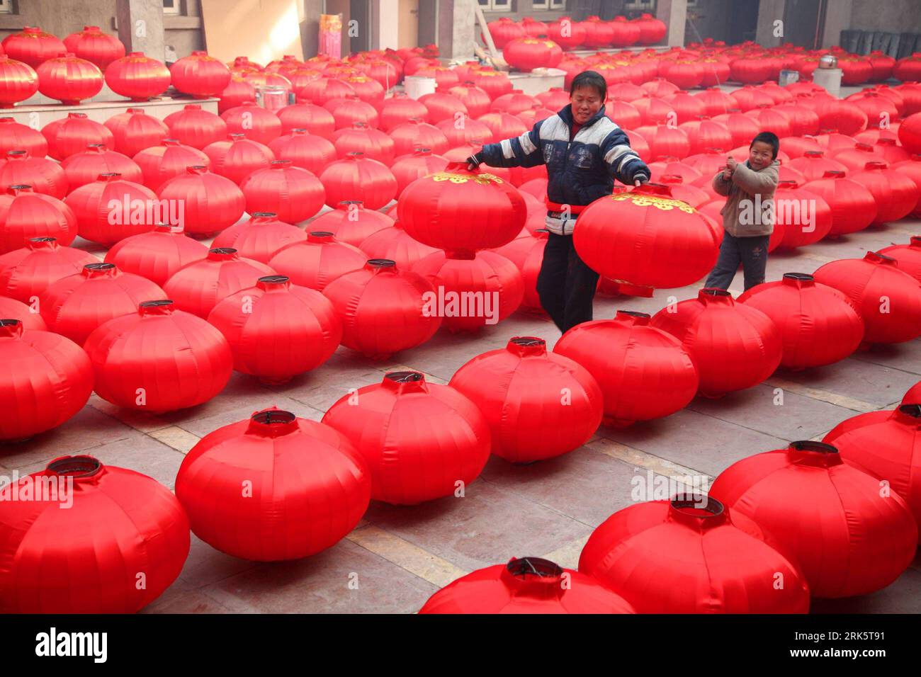 Rote laternen hires stock photography and images Alamy