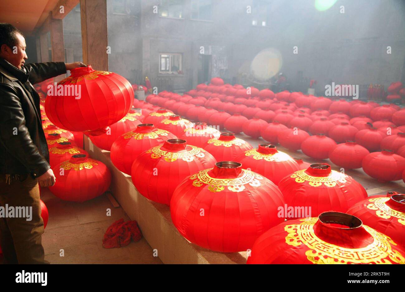 Rote laternen hires stock photography and images Alamy