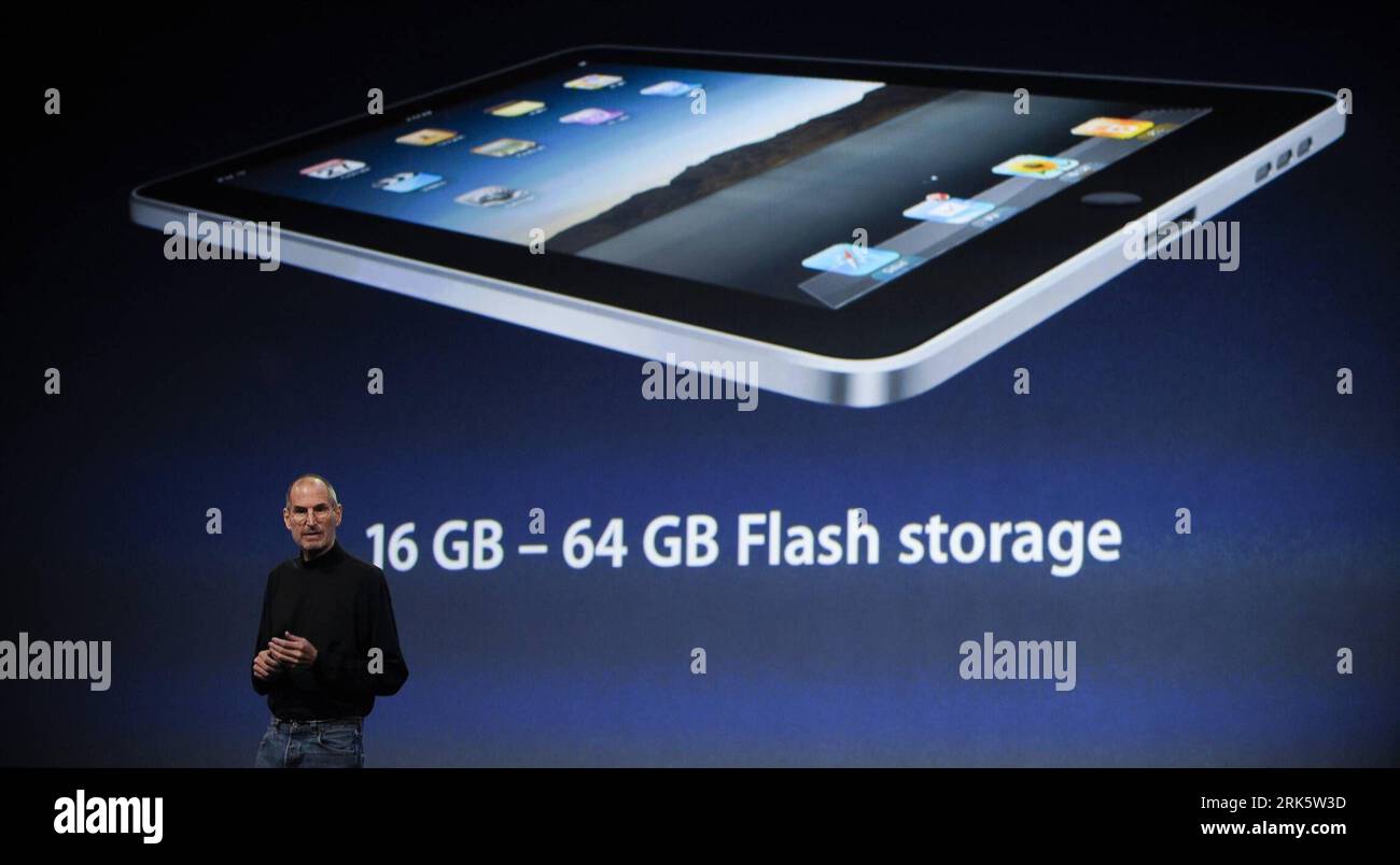 Bildnummer: 53758041  Datum: 27.01.2010  Copyright: imago/Xinhua (100127) -- SAN FRANCISCO, Jan. 27, 2010 (Xinhua) -- Apple Chief Executive Officer Steve Jobs introduces the iPad during the launch of Apple s new tablet computer in San Francisco, California, the United States, Jan. 27, 2010. (Xinhua/Qi Heng) (zw) (15)U.S.-SAN FRANCISCO-APPLE-IPAD PUBLICATIONxNOTxINxCHN Wirtschaft USA People Vorstellung Neuheit Computerindustrie kbdig xub 2010 quer premiumd  i Pad    Bildnummer 53758041 Date 27 01 2010 Copyright Imago XINHUA 100127 San Francisco Jan 27 2010 XINHUA Apple Chief Executive Officer S Stock Photo