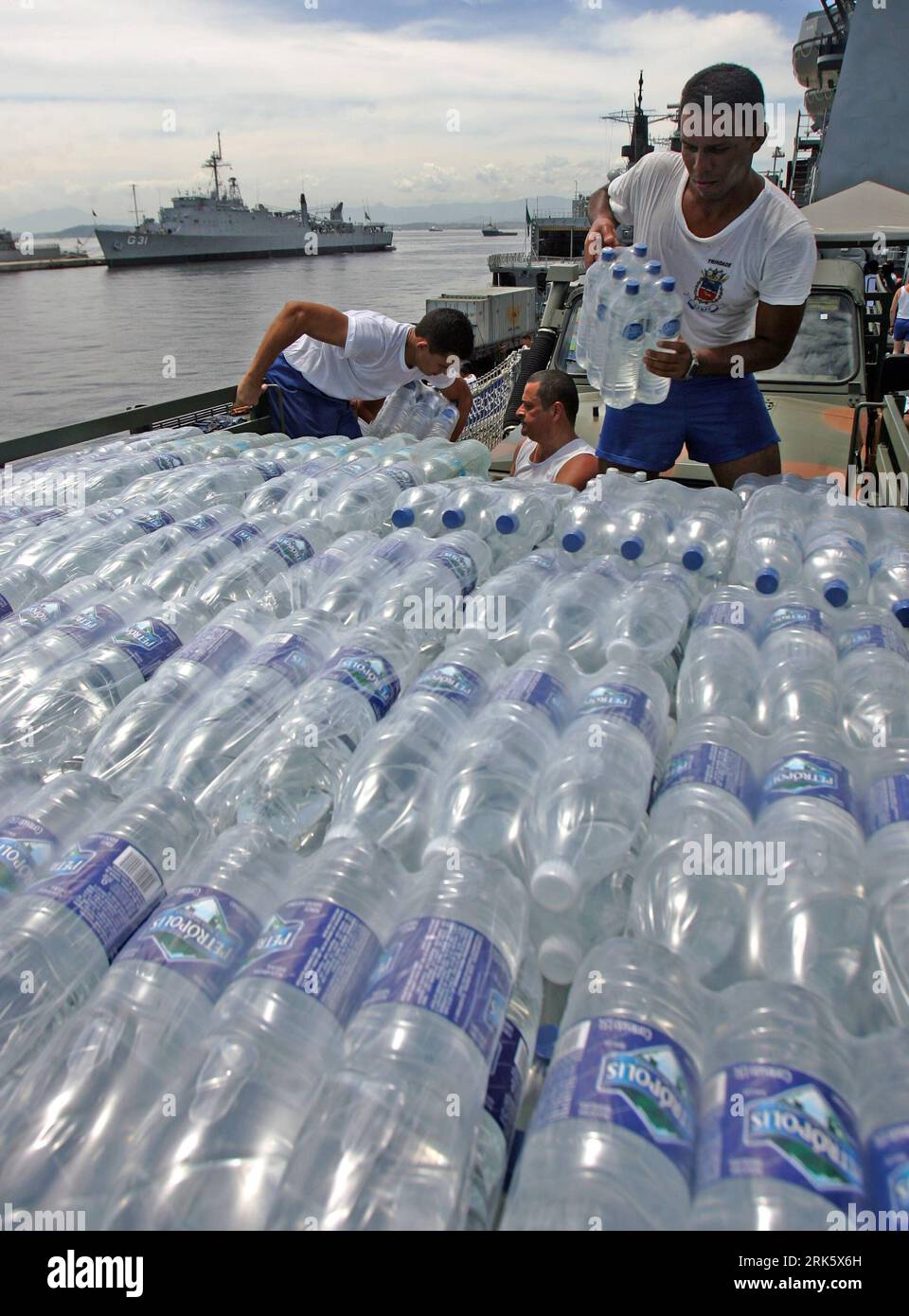 Bildnummer: 53763830  Datum: 29.01.2010  Copyright: imago/Xinhua (100130) -- RIO DE JANEIRO, Jan. 30, 2010 (Xinhua) -- Soldiers carry bottled water to a Brazilian naval ship in Rio de Janeiro Jan. 29, 2010. About 200 tons of materials, including water, food, tents, medicines and clothes, were loaded Friday into a Brazilian naval ship, which will leave for Haiti next Monday. (Xinhua/AE) (yy) (4)BRAZIL-RIO DE JANEIRO-HAITI-AID PUBLICATIONxNOTxINxCHN Erdbeben Haiti Naturkatastrophe humanitäre Hilfe Wasser Trinkwasser Hilfsgüter Trinkwasserversorgung kbdig xng 2010 hoch     Bildnummer 53763830 Dat Stock Photo