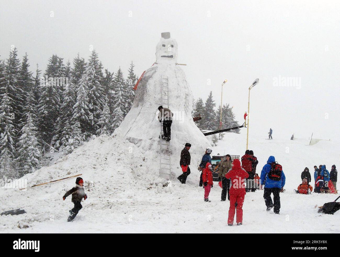 Bildnummer: 53770086  Datum: 31.01.2010  Copyright: imago/Xinhua (100201) -- JIU VALLEY, Feb. 1, 2010 (Xinhua) -- A snowman with a height of 8.1 meters is built by locals to celebrate the ongoing Snowman Festival in the resort Straja in Jiu Valley, central west Romania, Jan. 31, 2010. (Xinhua/Agerpres) (wh) (1)ROMANIA-SNOWMAN FESTIVAL-GIANT SNOWMAN PUBLICATIONxNOTxINxCHN kbdig xkg 2010 quer o0 Jahreszeit Winter Schneemann    Bildnummer 53770086 Date 31 01 2010 Copyright Imago XINHUA 100201 Jiu Valley Feb 1 2010 XINHUA a Snowman With a Height of 8 1 METERS IS built by Locals to Celebrate The on Stock Photo