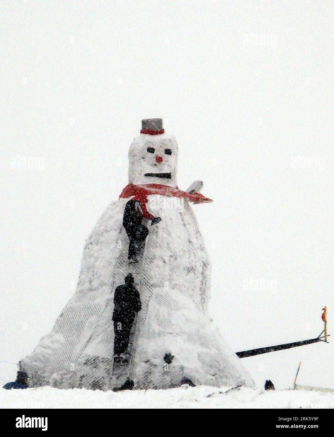 Bildnummer: 53770087  Datum: 31.01.2010  Copyright: imago/Xinhua (100201) -- JIU VALLEY, Feb. 1, 2010 (Xinhua) -- A snowman with a height of 8.1 meters is built by locals to celebrate the ongoing Snowman Festival in the resort Straja in Jiu Valley, central west Romania, Jan. 31, 2010. (Xinhua/Agerpres) (wh) (2)ROMANIA-SNOWMAN FESTIVAL-GIANT SNOWMAN PUBLICATIONxNOTxINxCHN kbdig xkg 2010 hoch  o0 Jahreszeit Winter Schneemann    Bildnummer 53770087 Date 31 01 2010 Copyright Imago XINHUA 100201 Jiu Valley Feb 1 2010 XINHUA a Snowman With a Height of 8 1 METERS IS built by Locals to Celebrate The o Stock Photo