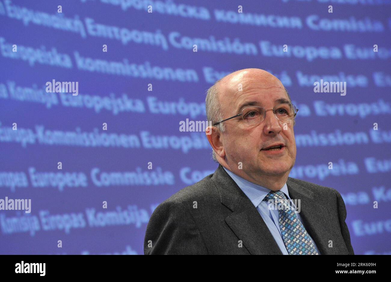 Bildnummer: 53772660  Datum: 03.02.2010  Copyright: imago/Xinhua (100203) -- BRUSSELS, Feb. 3, 2010 (Xinhua) -- EU Economic and Monetary Affairs Commissioner Joaquin Almunia addresses a news conference at EU headquarters in Brussels, capital of Belgium, on Feb. 3, 2010. The European Commission (EC) endorsed on Wednesday Greece s plan to bring its budget deficit below 3 percent of gross domestic product (GDP) by 2012, saying it would closely monitor the plan s execution. (Xinhua/Wu Wei) (hdt) (2)BELGIUM-EC-GREECE-PLAN-BUDGET DEFICIT PUBLICATIONxNOTxINxCHN People Politik Porträt kbdig xsk 2010 q Stock Photo