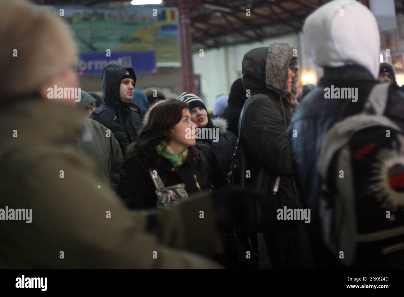 Bildnummer: 53782728  Datum: 07.02.2010  Copyright: imago/Xinhua (100208) -- BUCHAREST, Feb. 8, 2010 (Xinhua) -- look at the board with train delays in Gara de Nord , the main railway station of Bucharest, Romania, Feb. 7, 2010. Almost all the train planned for arriving in Bucharest have delayed for 60 to 200 minutes due to the snowing and strong wind on Sunday. (Xinhua/Gabriel Petrescu)(zcc) (1)ROMANIA-BUCHAREST-TRAIN-DELAY PUBLICATIONxNOTxINxCHN kbdig xkg 2010 quer  o0 Winter, Bahn, Verkehr, Verspätung, Zugverspätung, Warten    Bildnummer 53782728 Date 07 02 2010 Copyright Imago XINHUA  Buch Stock Photo