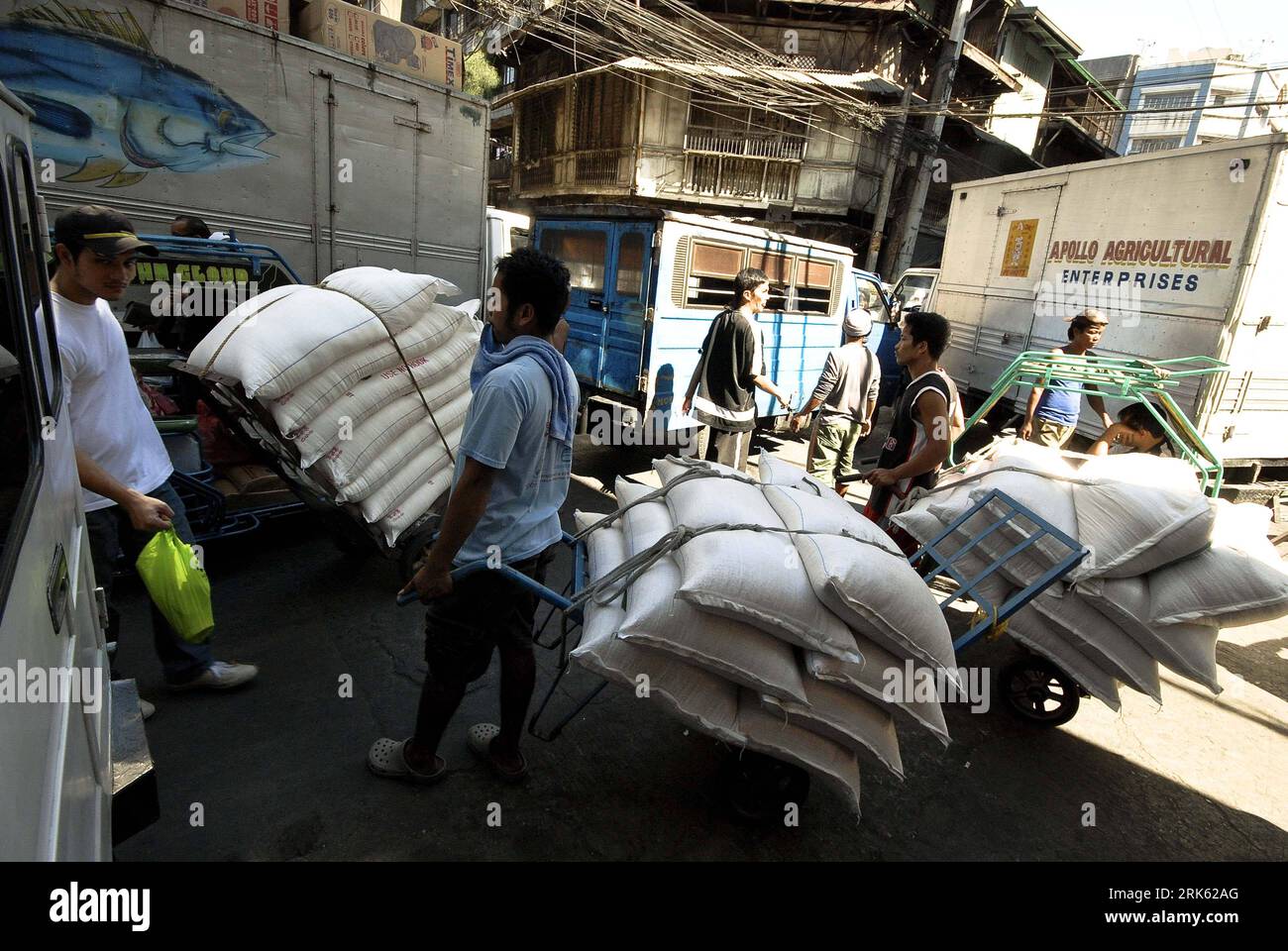 Bildnummer: 53783970  Datum: 08.02.2010  Copyright: imago/Xinhua (100208) -- MANILA, Feb. 8, 2010 (Xinhua) -- Local traders at the busy streets of Divisoria load sacks of flour and sugar ready for distribution for local retailer in Manila, capital of the Philippines, Feb. 8, 2010. Sugar supply shortfall resulted to higher price at local markets as local sugar millers preferred to export their output for higher profit margins, and local bakers now threatens a price increase as well. (Xinhua/Jon Fabrigar) (6)PHILIPINES-SUGAR-HIKE PUBLICATIONxNOTxINxCHN Philippinen Wirtschaft Zucker Zuckerpreis P Stock Photo