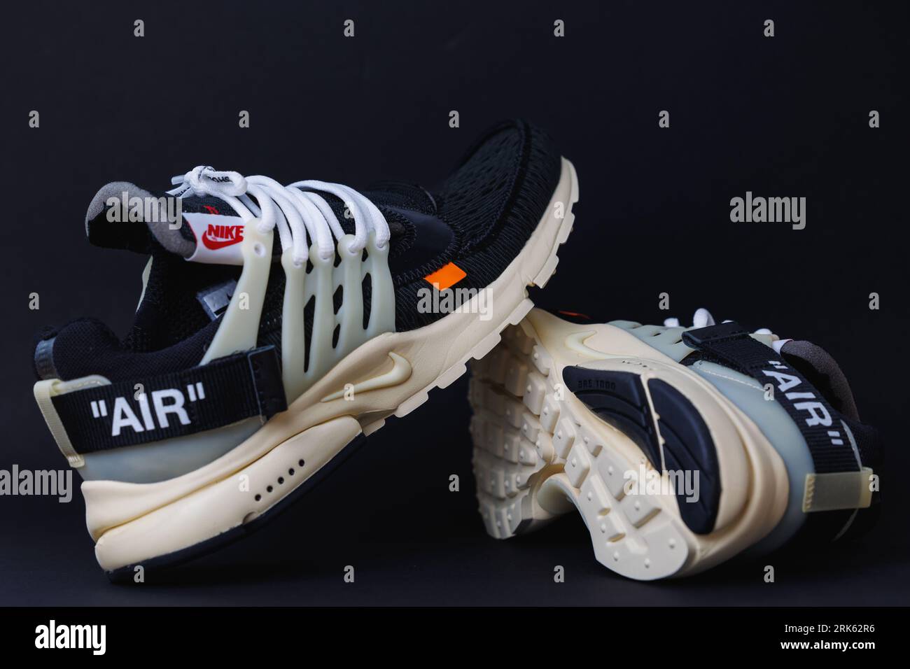 white plain nike shoes