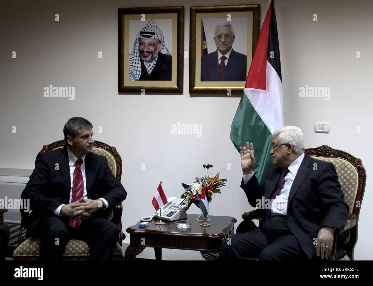 Bildnummer: 53799504  Datum: 16.02.2010  Copyright: imago/Xinhua (100216) -- RAMALLAH, Feb. 16, 2010 (Xinhua) -- Palestinian President Mahmoud Abbas (R) meets with Austrian Foreign Minister Michael Spindelegger in the West Bank city of Ramallah on Feb. 16, 2010. (Xinhua/Fadi Arouri) (nxl) WEST BANK-RAMALLAH-ABBAS-MEETING PUBLICATIONxNOTxINxCHN People Politik kbdig xub 2010 quer premiumd     Bildnummer 53799504 Date 16 02 2010 Copyright Imago XINHUA  Ramallah Feb 16 2010 XINHUA PALESTINIAN President Mahmoud Abbas r Meets With Austrian Foreign Ministers Michael Spindle Egger in The WEST Bank Cit Stock Photo